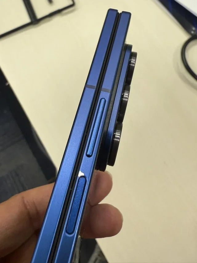 Image by Present_Act_4827, Reddit - The Galaxy Z Fold 7 paint chipping problem has but one solution – and it's already too late