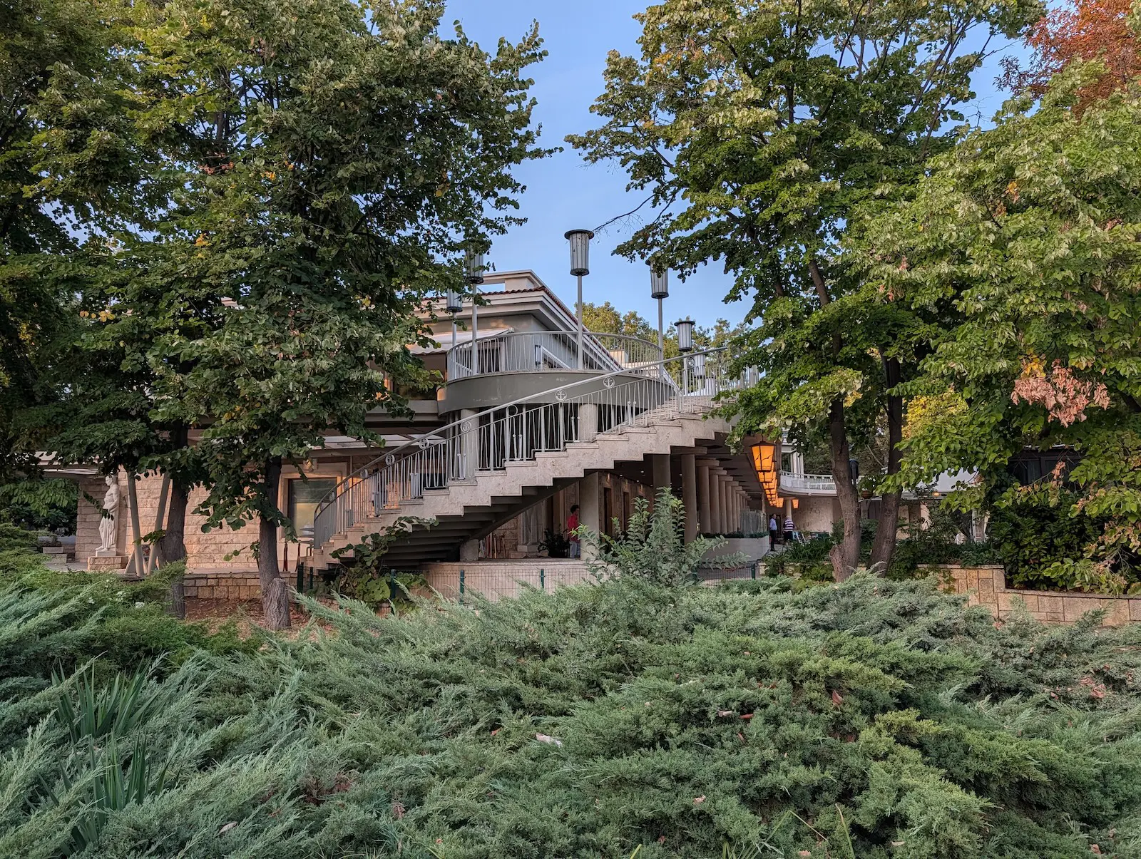 Pixel 10 Pro XL - Pixel 10 Pro XL vs Galaxy S25 Ultra: Sample Photos Comparison