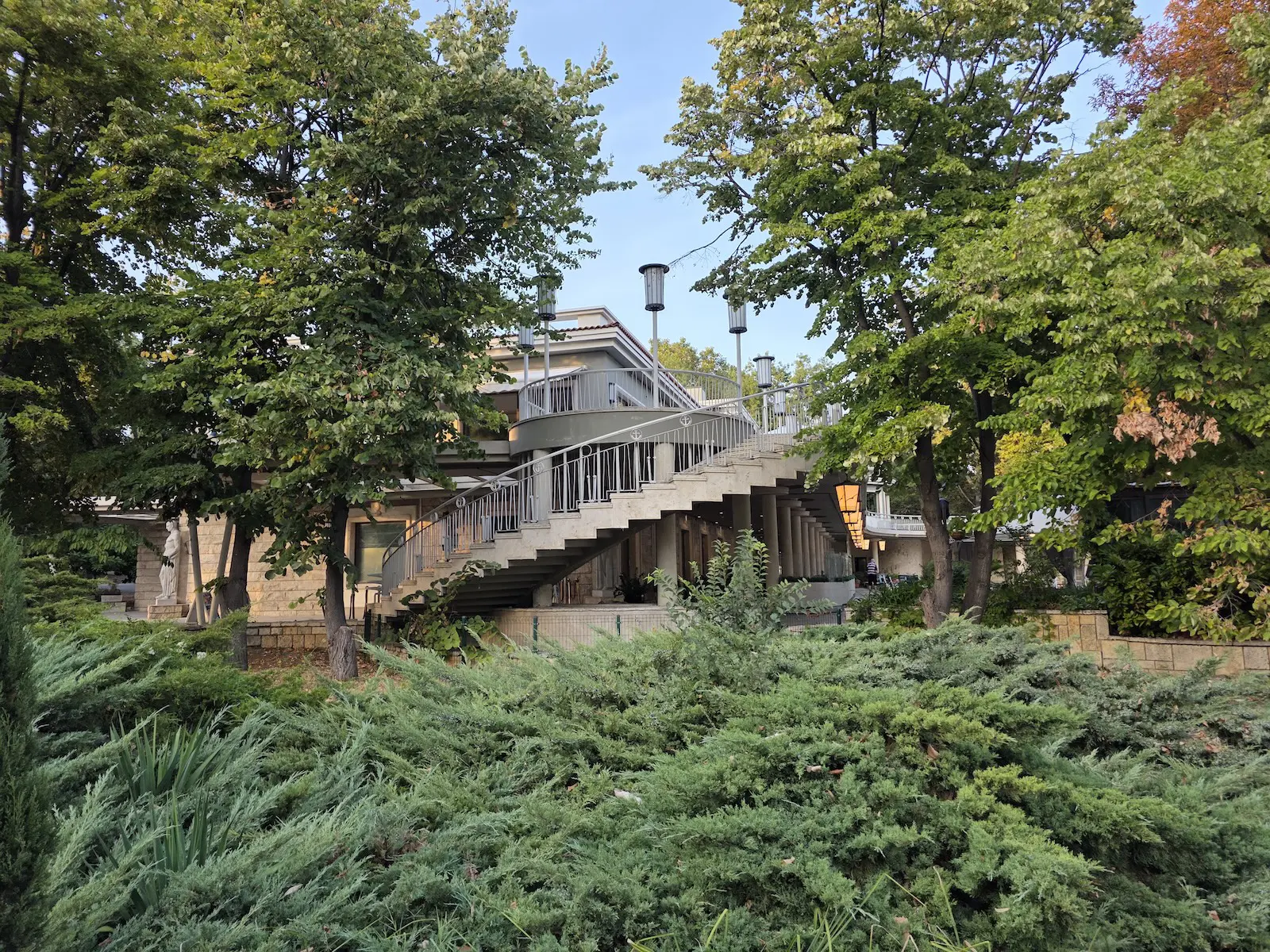 Galaxy S25 Ultra - Pixel 10 Pro XL vs Galaxy S25 Ultra: Sample Photos Comparison