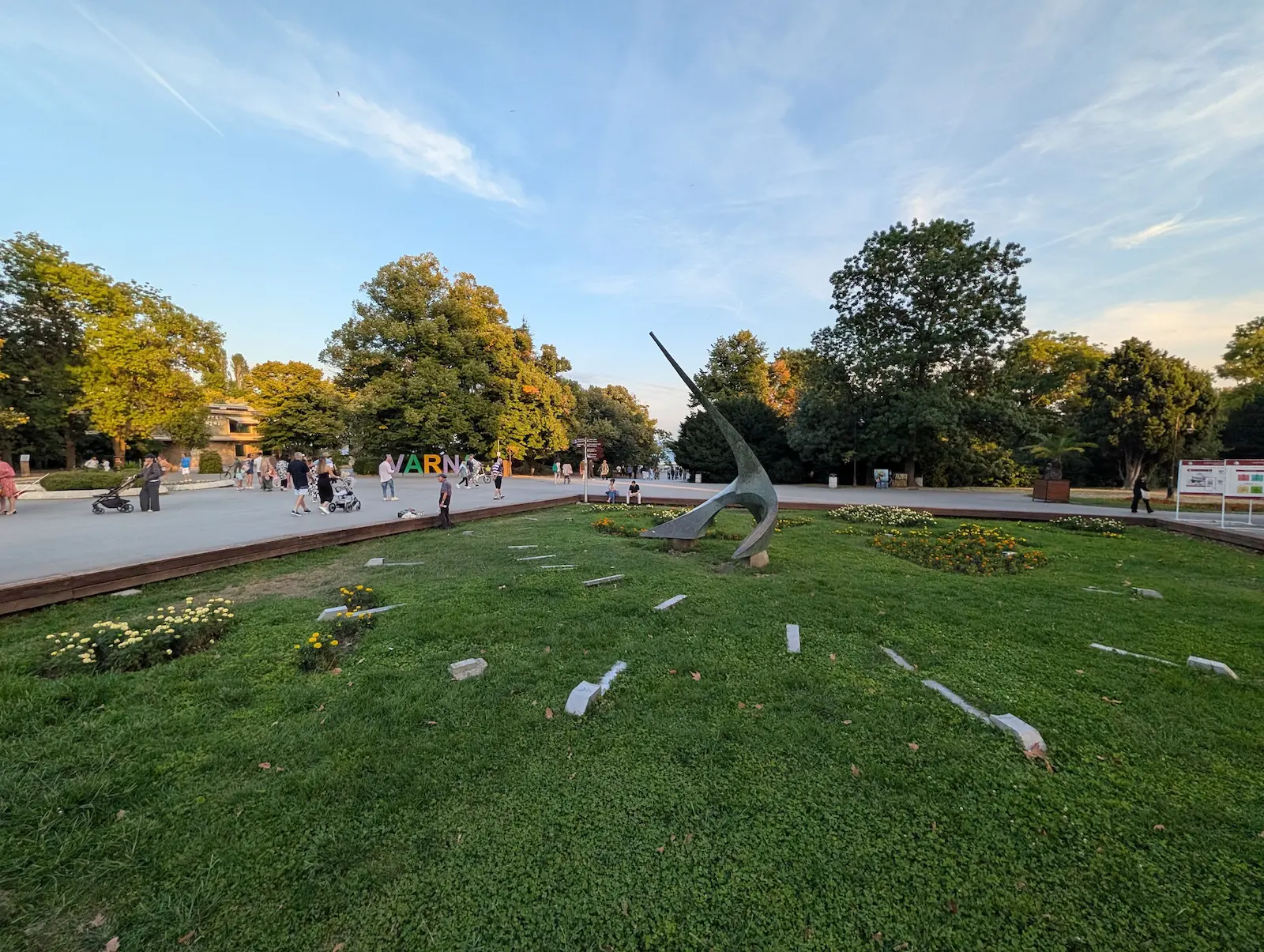 Pixel 10 Pro XL - Pixel 10 Pro XL vs Galaxy S25 Ultra: Sample Photos Comparison