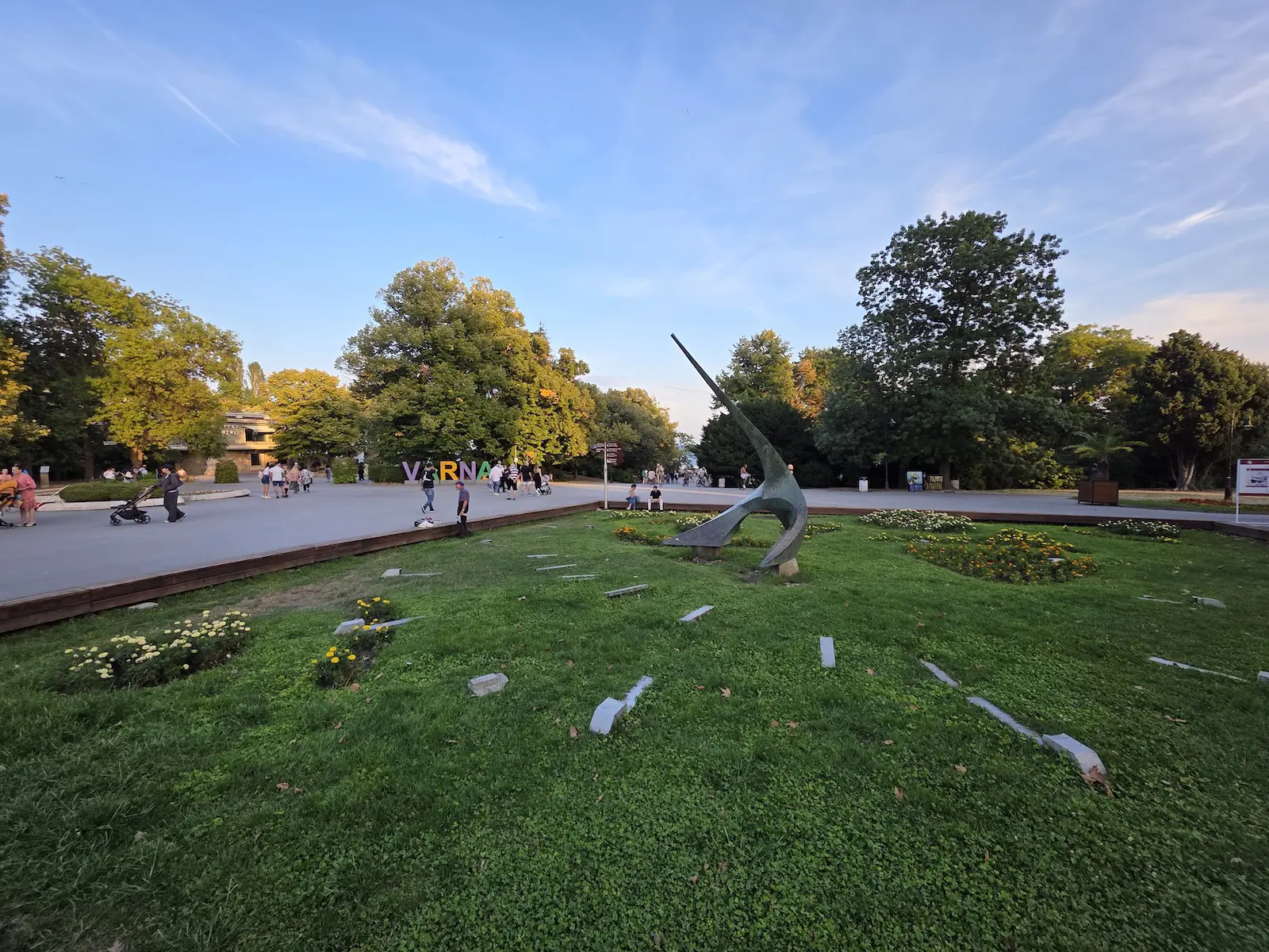 Galaxy S25 Ultra - Pixel 10 Pro XL vs Galaxy S25 Ultra: Sample Photos Comparison