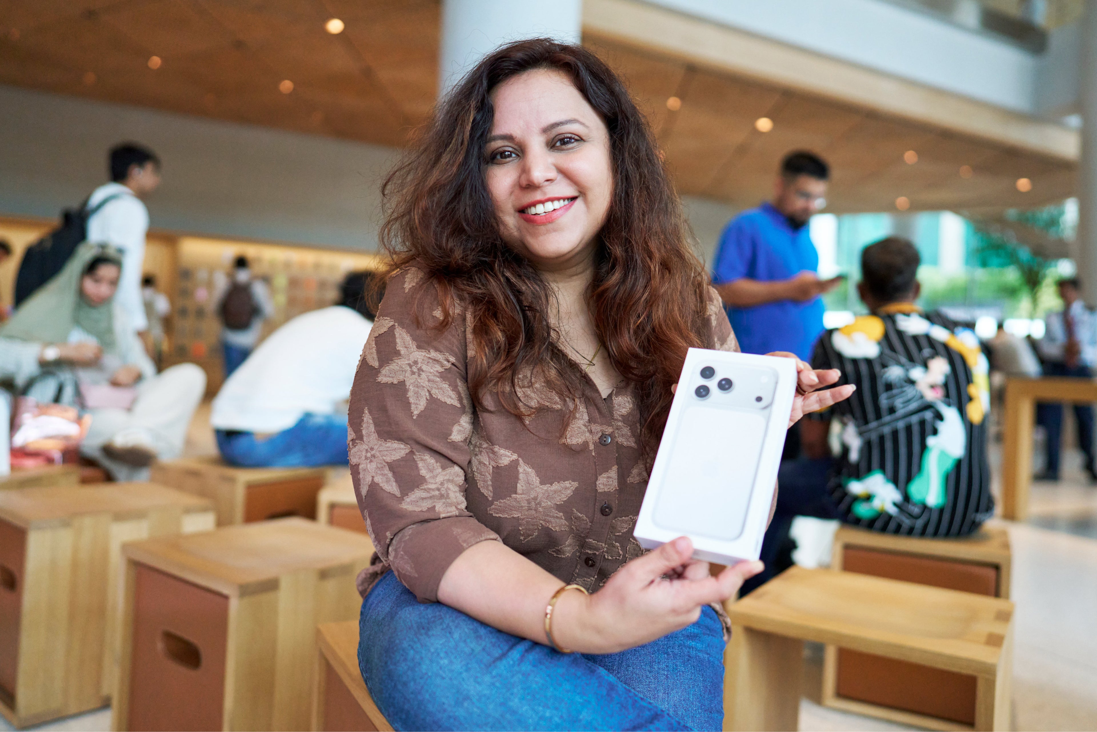 Image of customer at the Mumbai Apple store