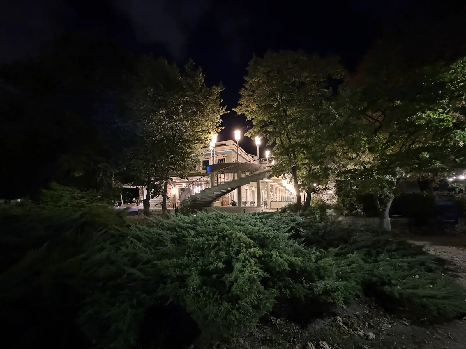 iphone-iphone 17 Pro max vs Galaxy S25 Ultra:サンプル写真の比較