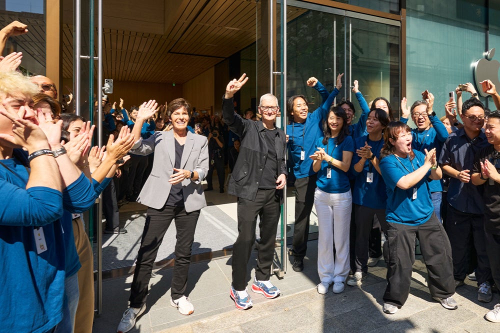 Image of Tim Cook outside the Ginza Apple Store during its reopening
