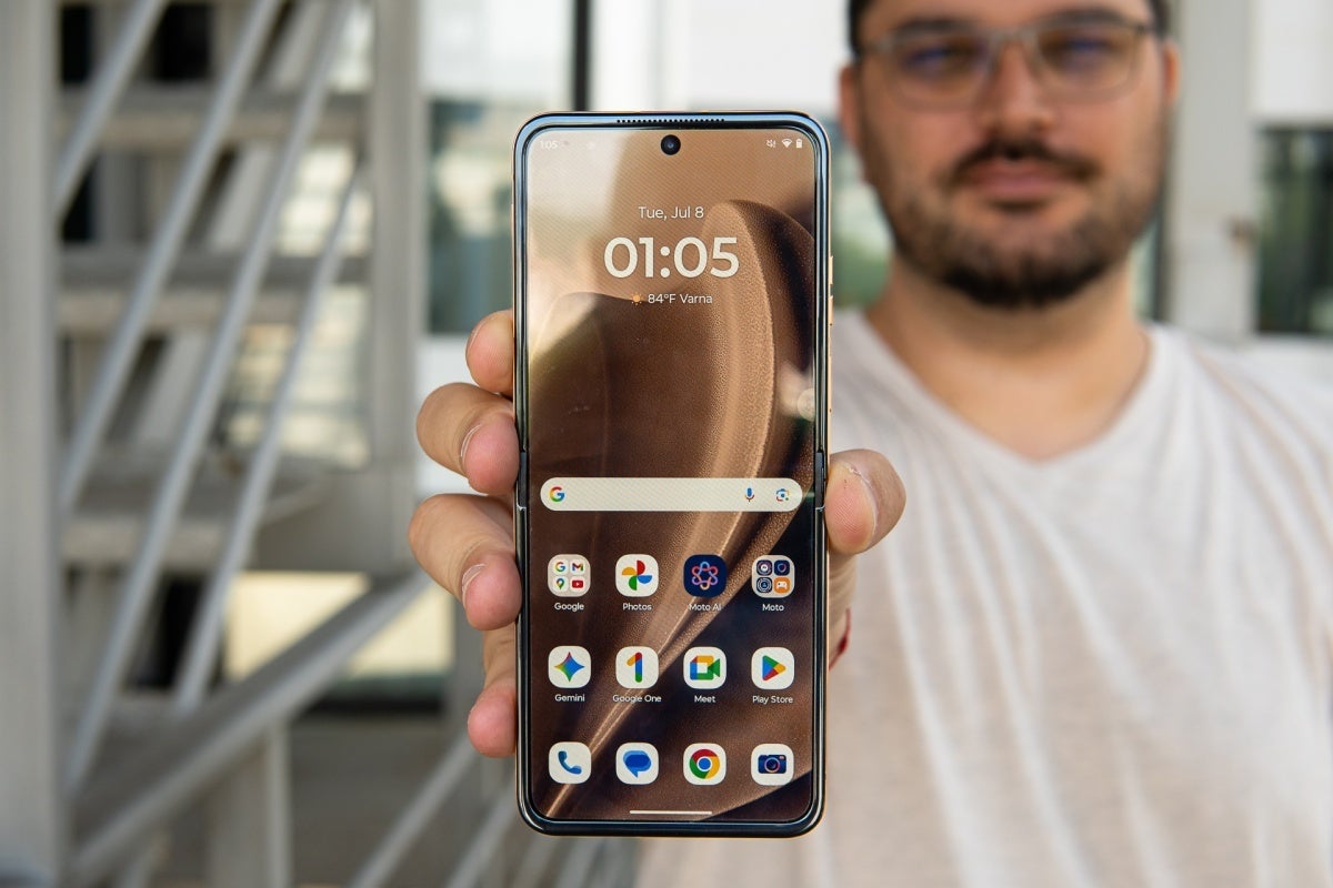 Motorola Razr+ (2025) primary screen