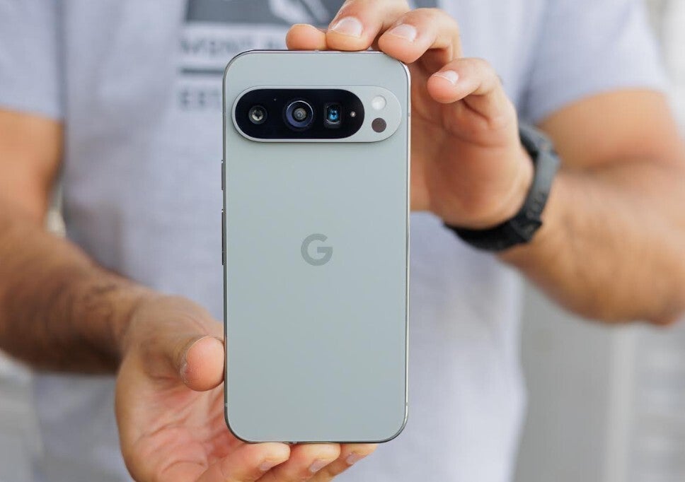 PIXEL 9 PRO XL اللوحة الخلفية وشريط الكاميرا يواجه الكاميرا.