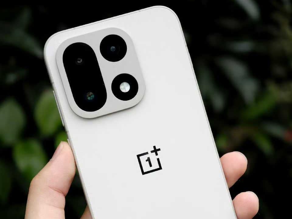 OnePlus 15 rear