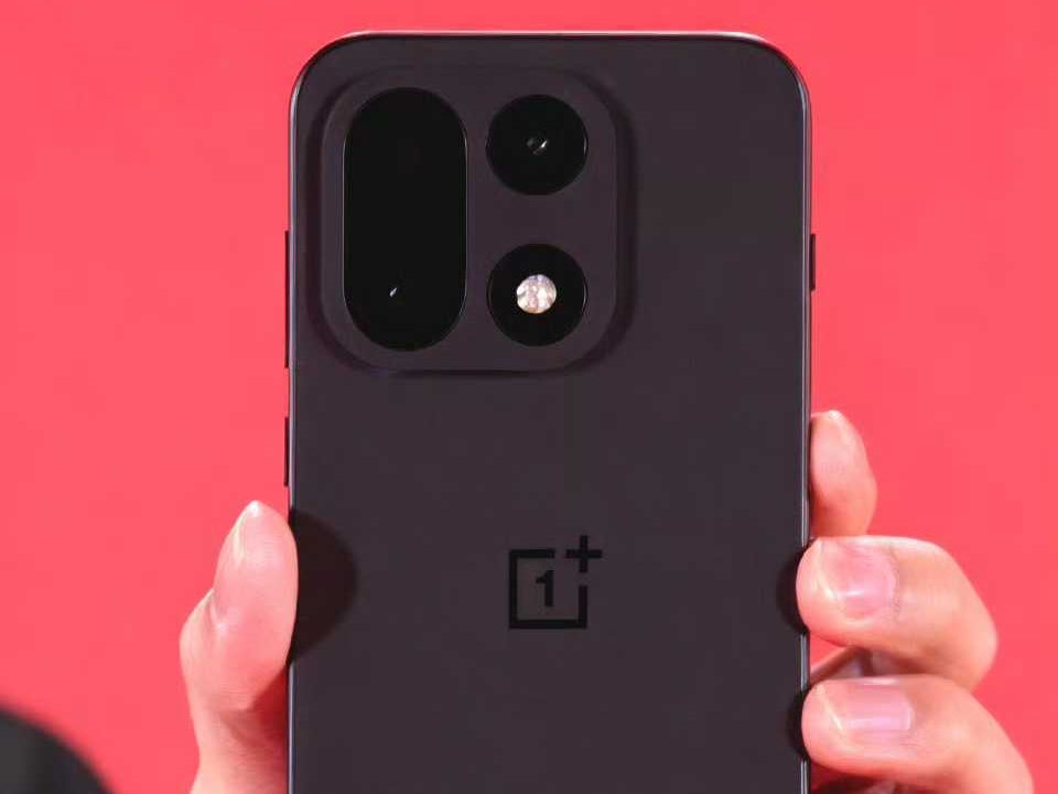 Black OnePlus 15 rear