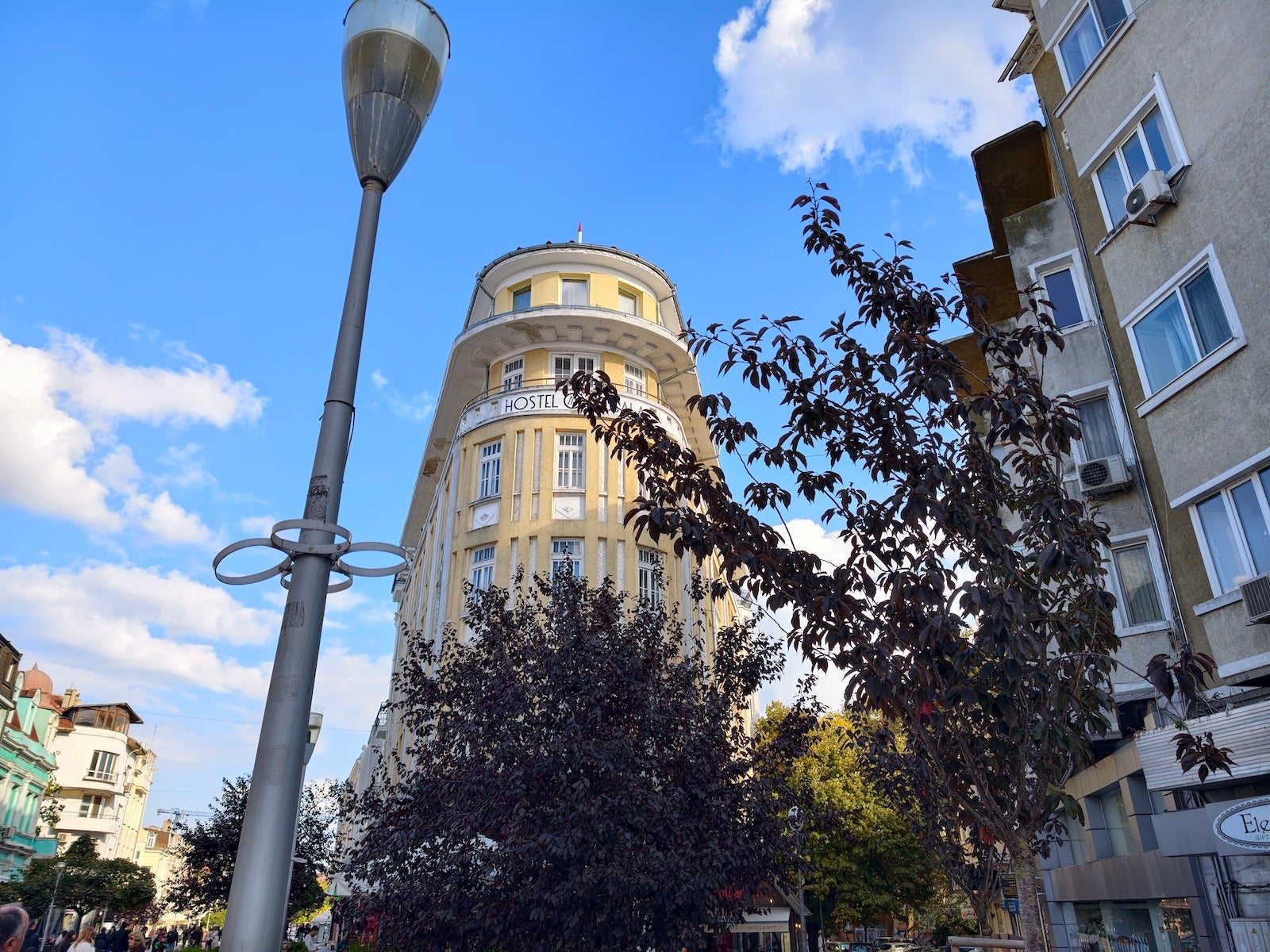 Vivo X300 Pro - Vivo X300 Pro vs iPhone 17 Pro Max: Camera samples comparison