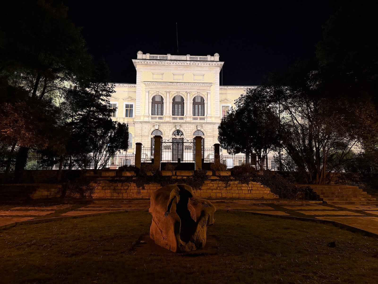 iPhone 17 Pro Max - Vivo X300 Pro vs iPhone 17 Pro Max: Camera samples comparison