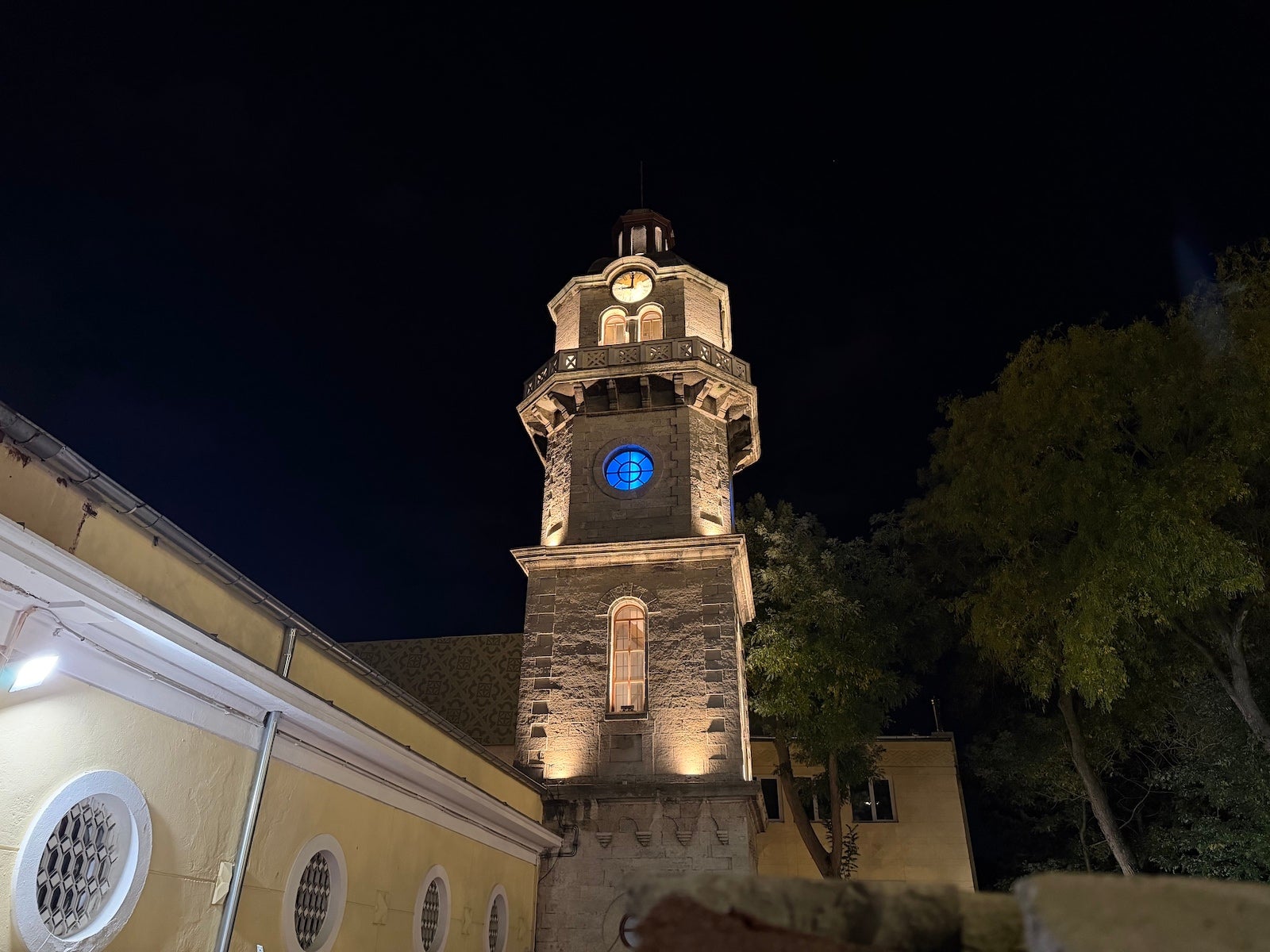 iPhone 17 Pro Max - Vivo X300 Pro vs iPhone 17 Pro Max: Camera samples comparison