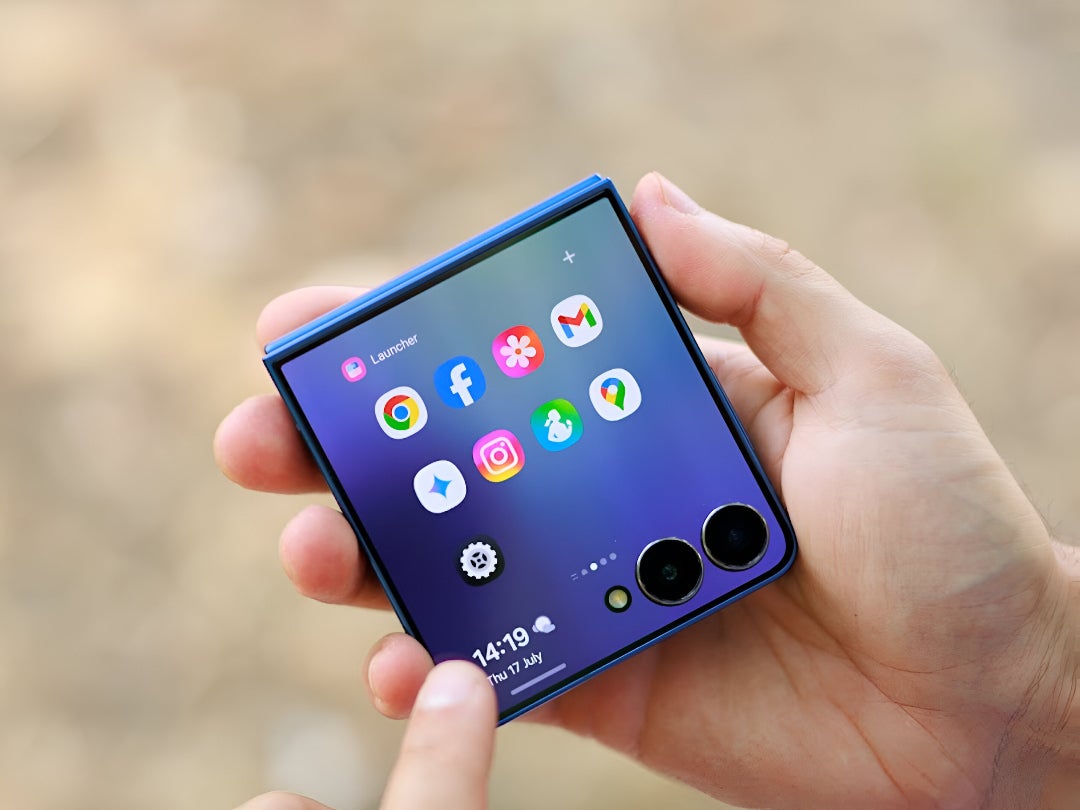 Using the outer screen of the Galaxy Z Flip 7