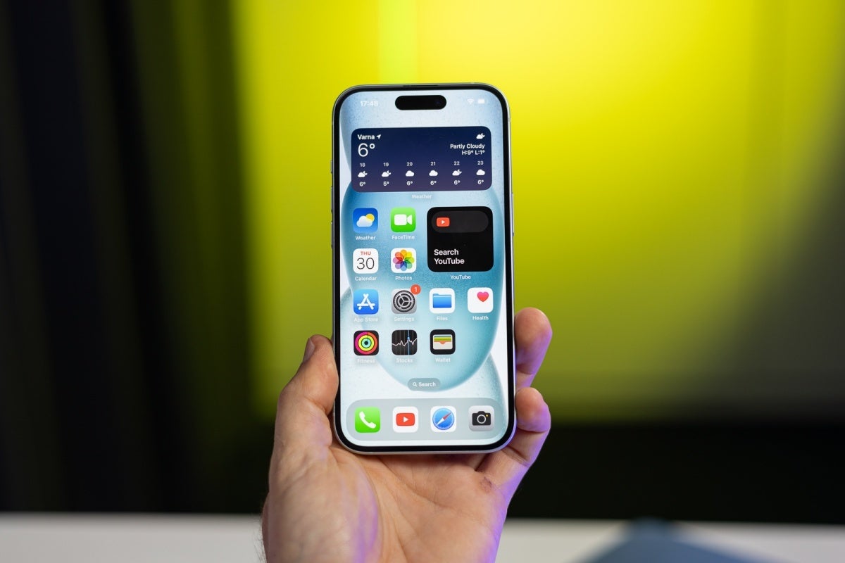 Apple iPhone 15 front