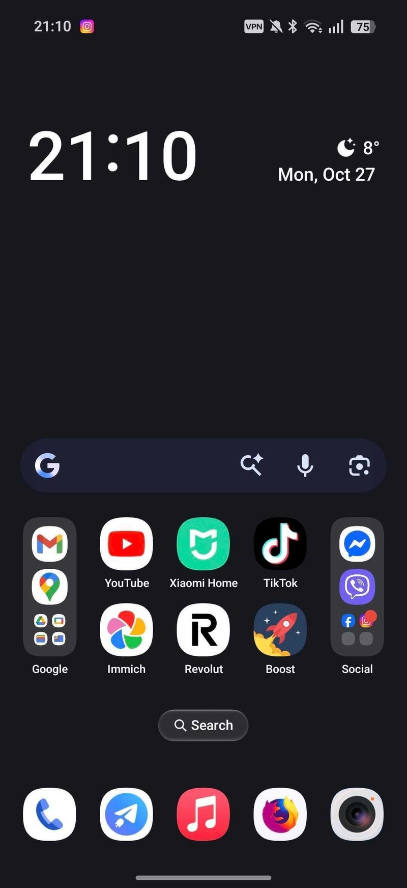 Android home screen showing apps and clock widget.