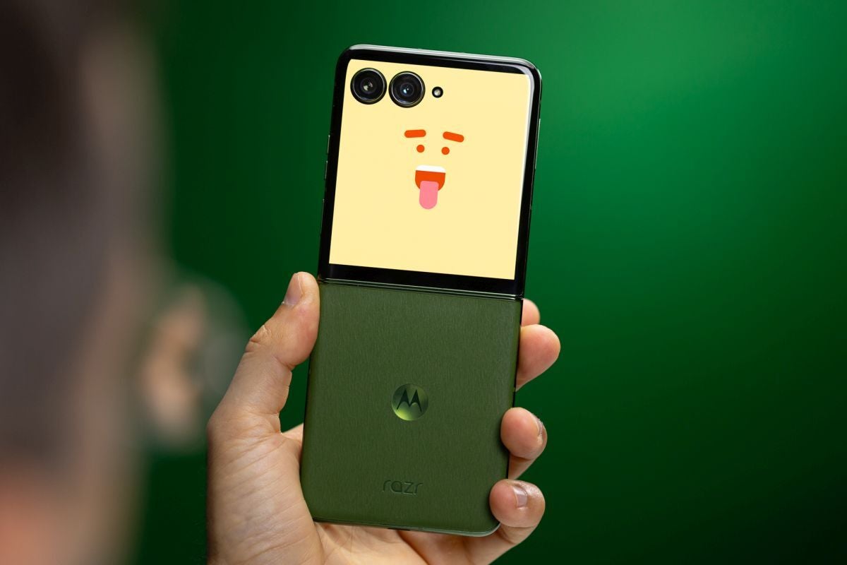 Motorola Razr Plus (2024) cover screen