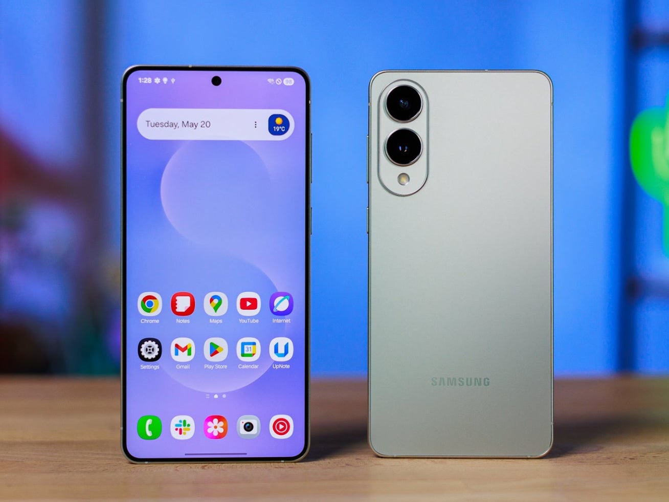 Front and back of Samsung Galaxy S25 Edge