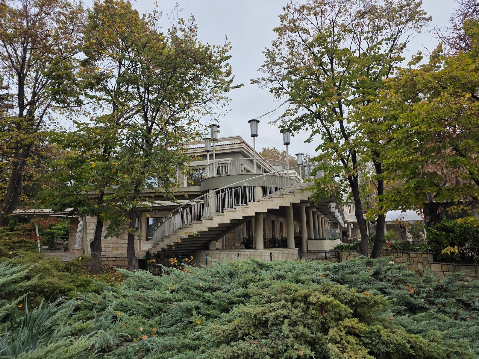 Galaxy S25 Ultra - OnePlus 15 vs Galaxy S25 Ultra: Sample Photos Comparison