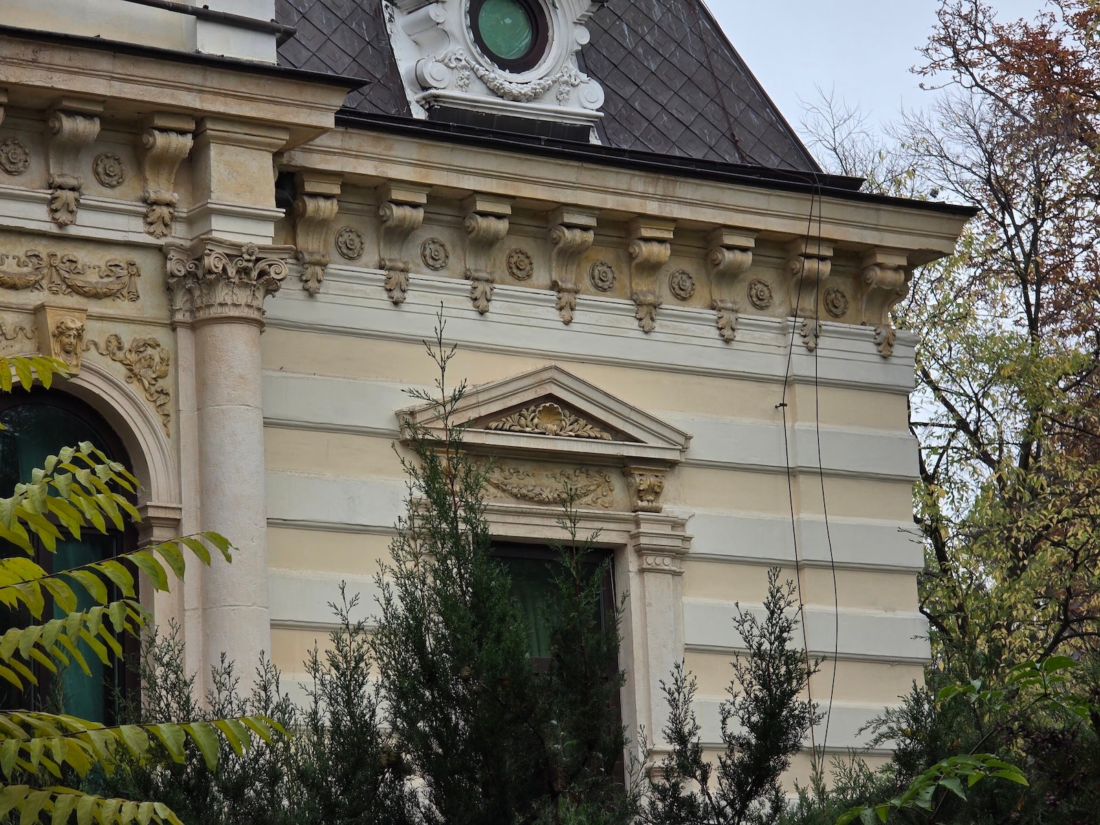 Galaxy S25 Ultra - OnePlus 15 vs Galaxy S25 Ultra: Sample Photos Comparison