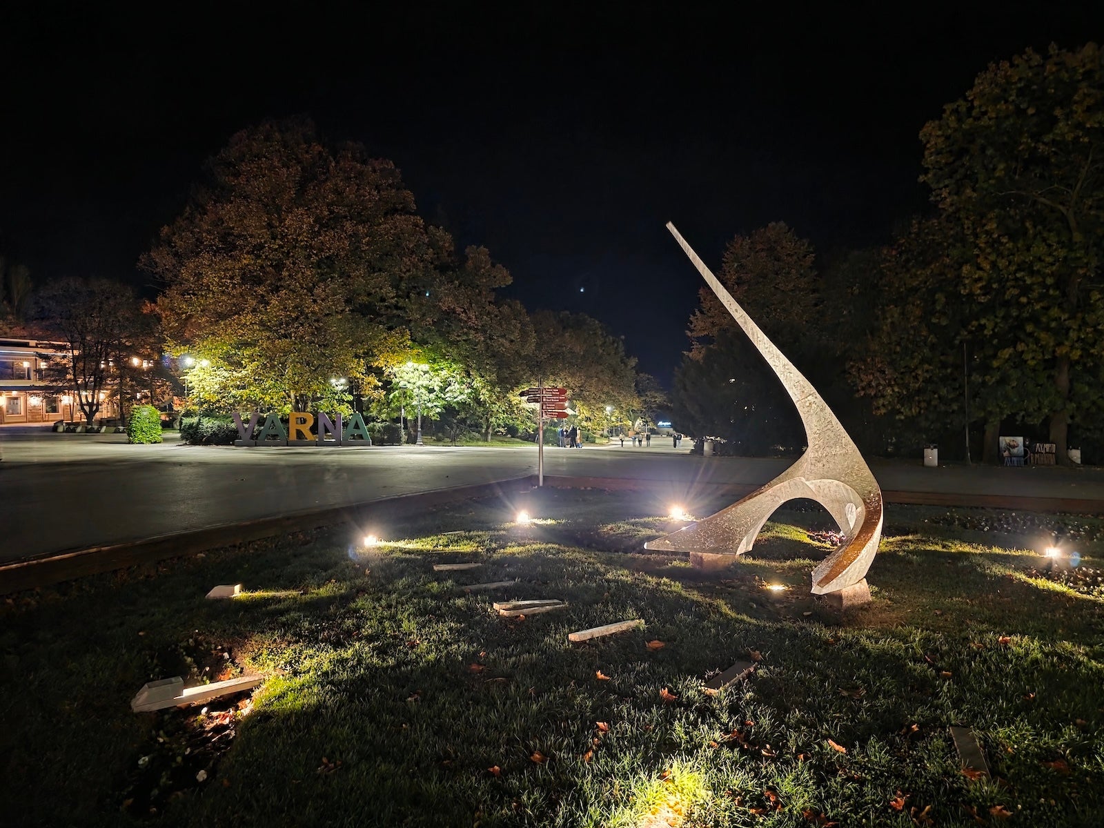 Galaxy S25 Ultra - OnePlus 15 vs Galaxy S25 Ultra: Sample Photos Comparison