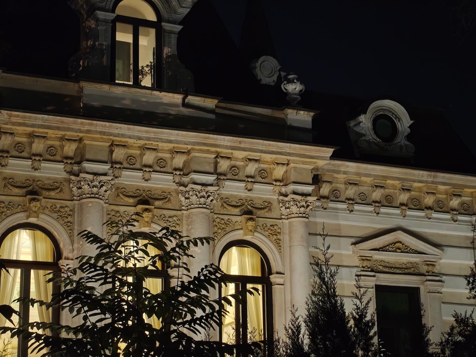 OnePlus 15 3.5X - OnePlus 15 vs iPhone 17 Pro Max: Sample Photos Comparison