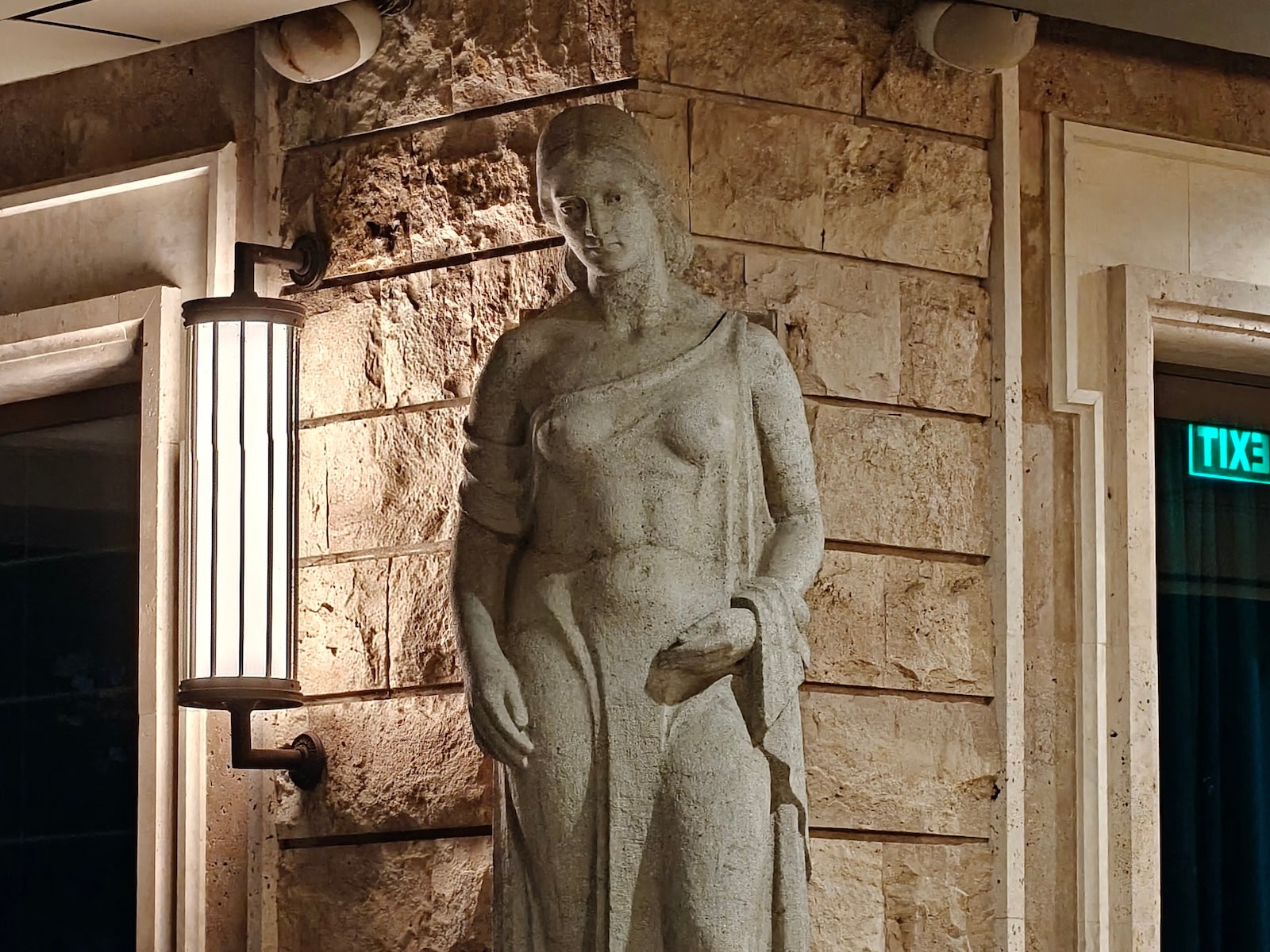 OnePlus 15 7X - OnePlus 15 vs iPhone 17 Pro Max: Sample Photos Comparison