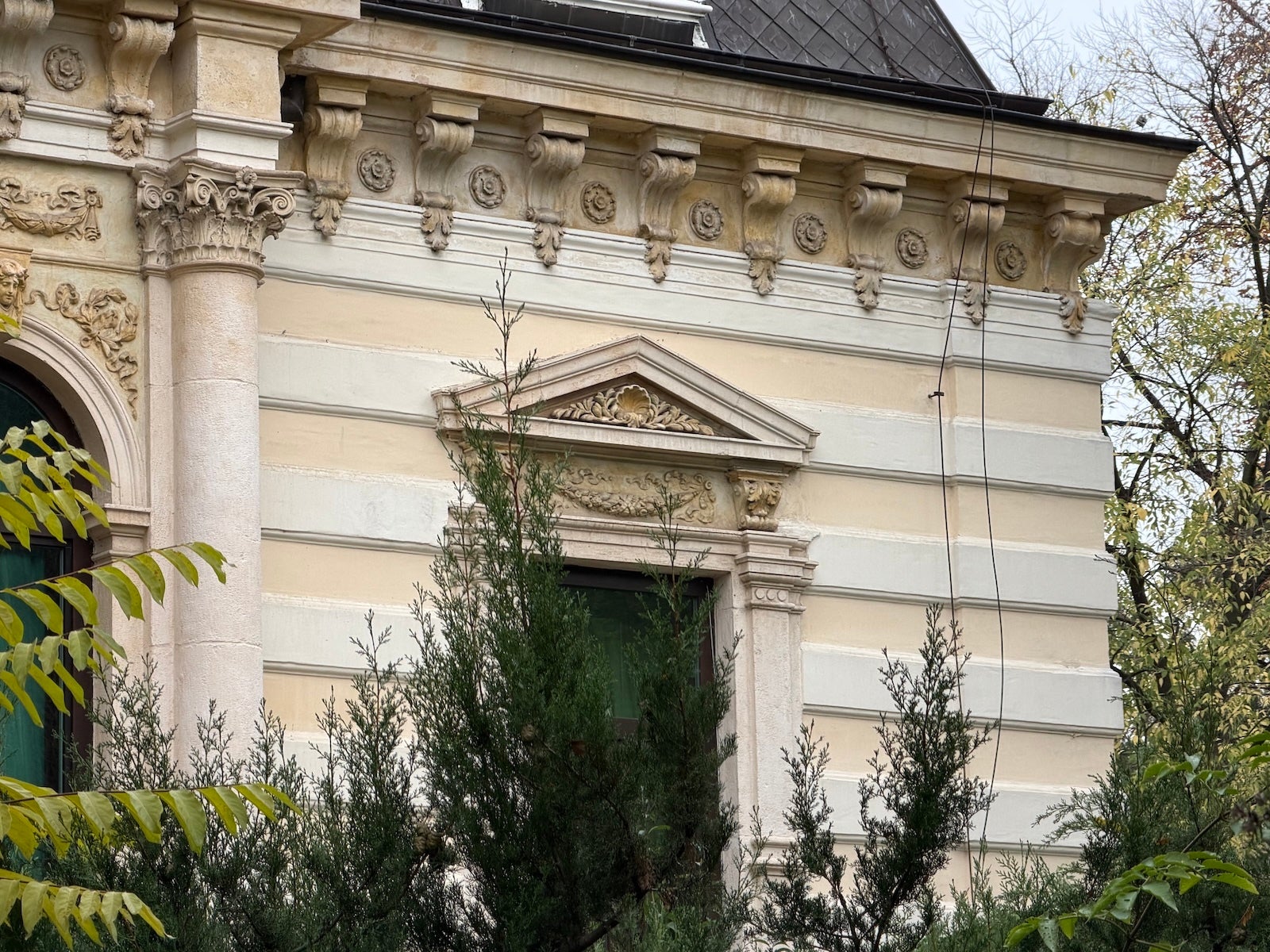 iPhone 17 Pro Max 4X - OnePlus 15 vs iPhone 17 Pro Max: Sample Photos Comparison