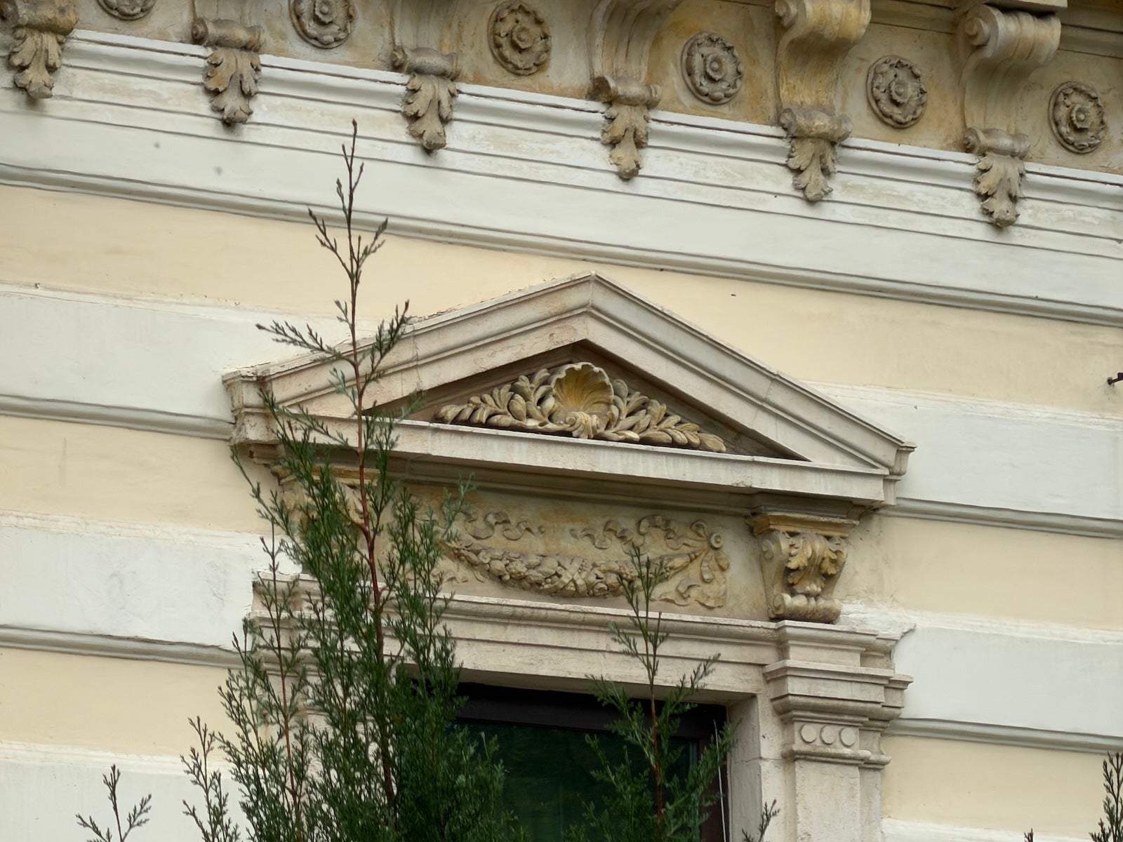 iPhone 17 Pro Max 8X - OnePlus 15 vs iPhone 17 Pro Max: Sample Photos Comparison