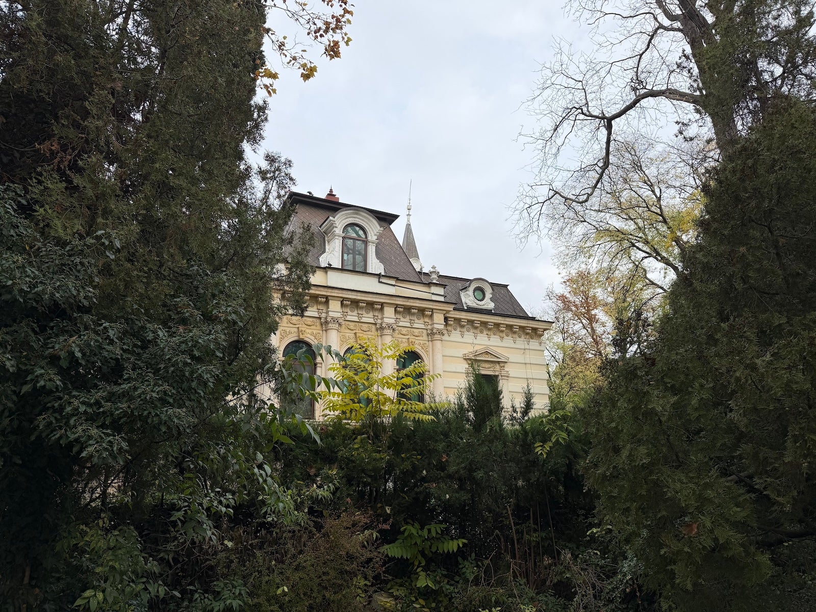 iPhone 17 Pro Max - OnePlus 15 vs iPhone 17 Pro Max: Sample Photos Comparison