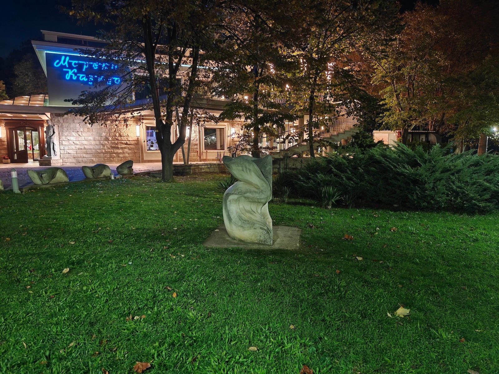 OnePlus 15 - OnePlus 15 vs iPhone 17 Pro Max: Sample Photos Comparison