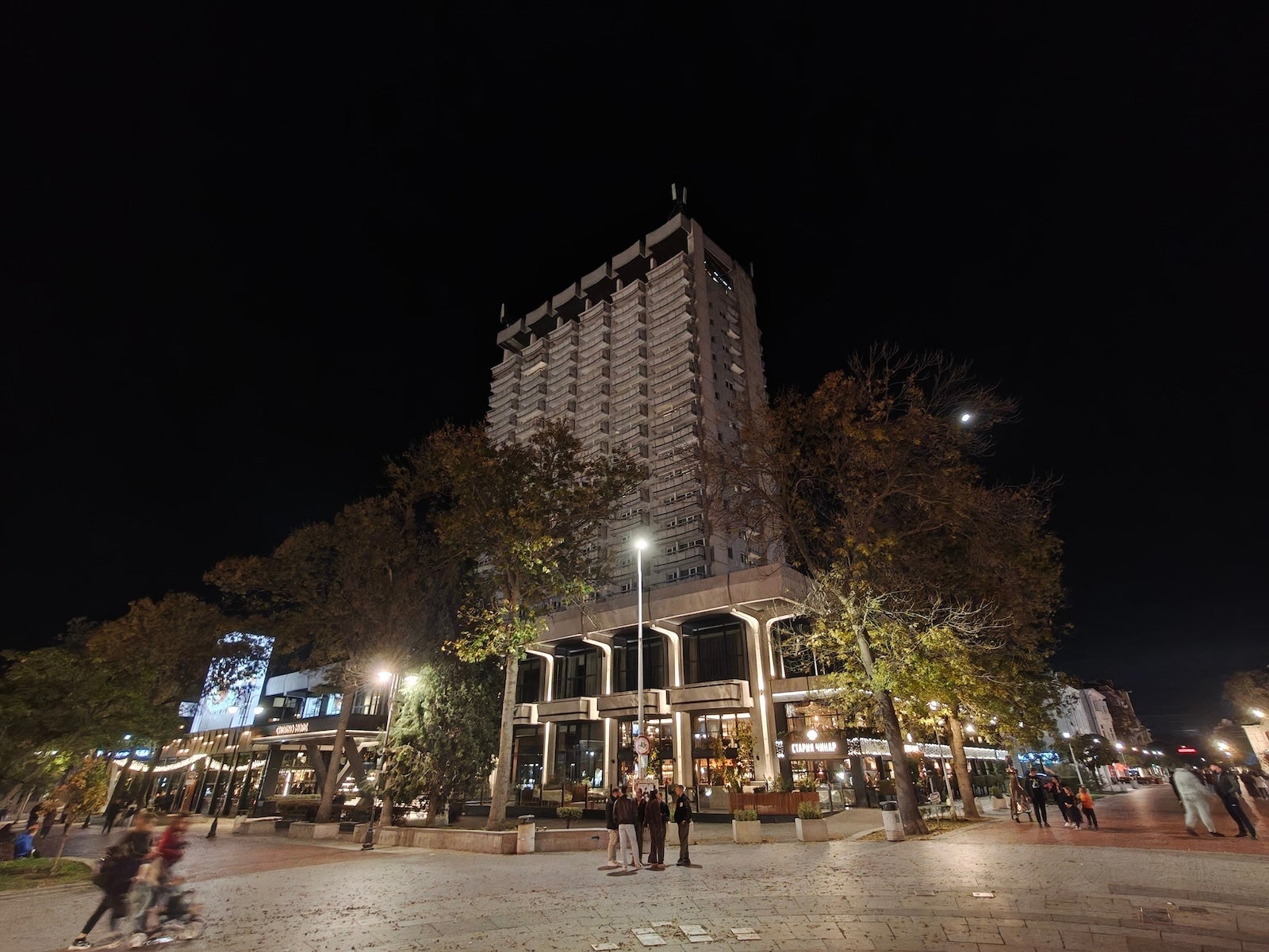 OnePlus 15 - OnePlus 15 vs iPhone 17 Pro Max: Sample Photos Comparison