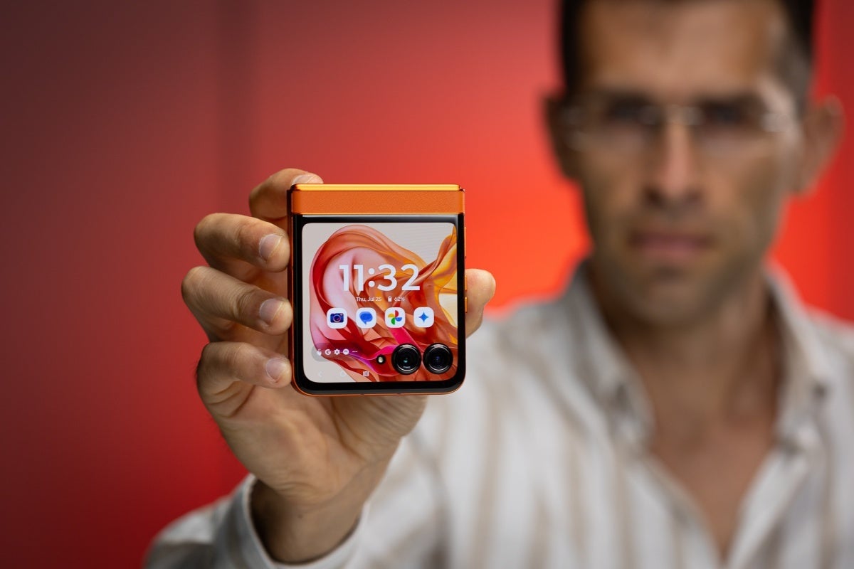 Motorola Razr (2024) cover screen