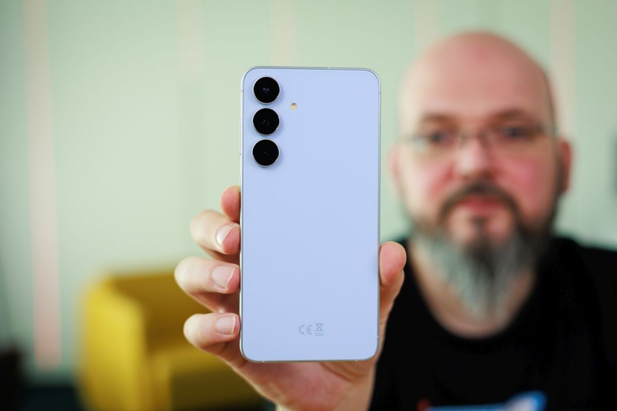 Samsung Galaxy S25 FE in Icyblue color