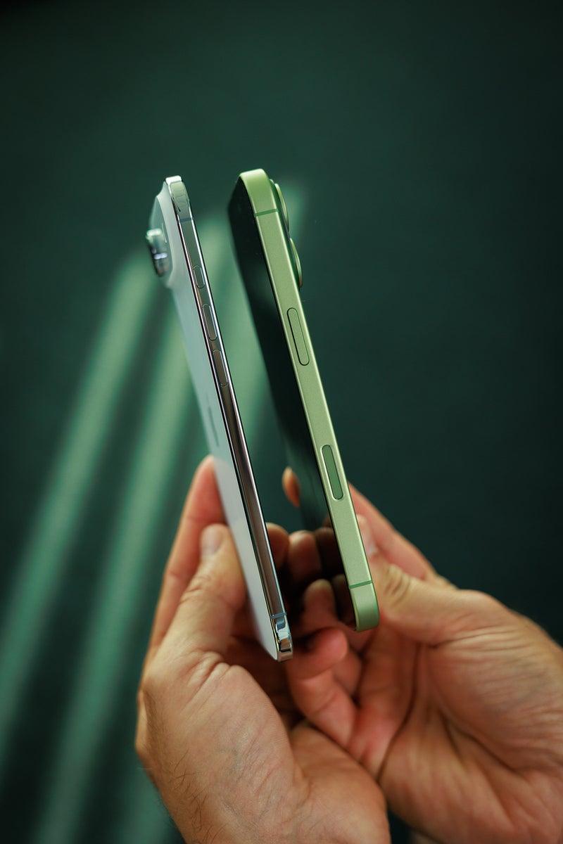The iPhone Air is visibly thinner than the iPhone 17. | Image credit – PhoneArena