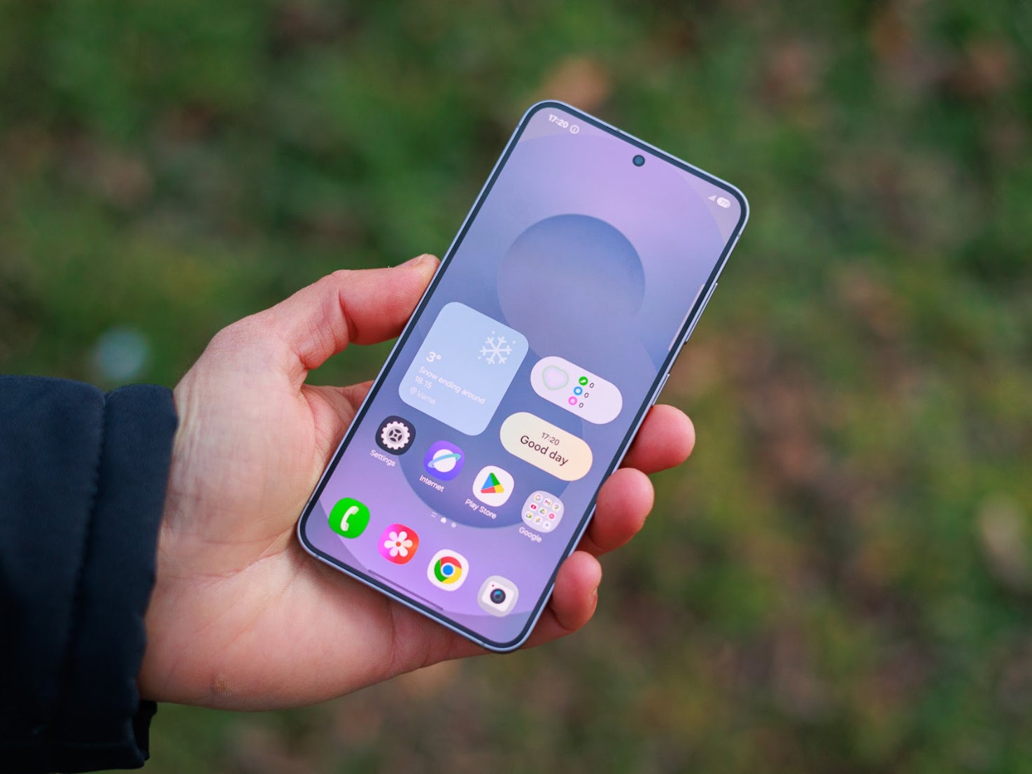 Using Samsung Galaxy S25 Plus outdoors