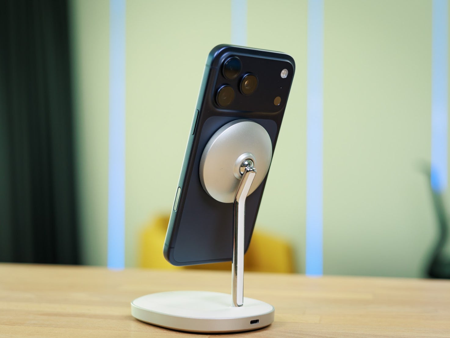 iPhone 17 Pro Max on a MagSafe wireless charging stand