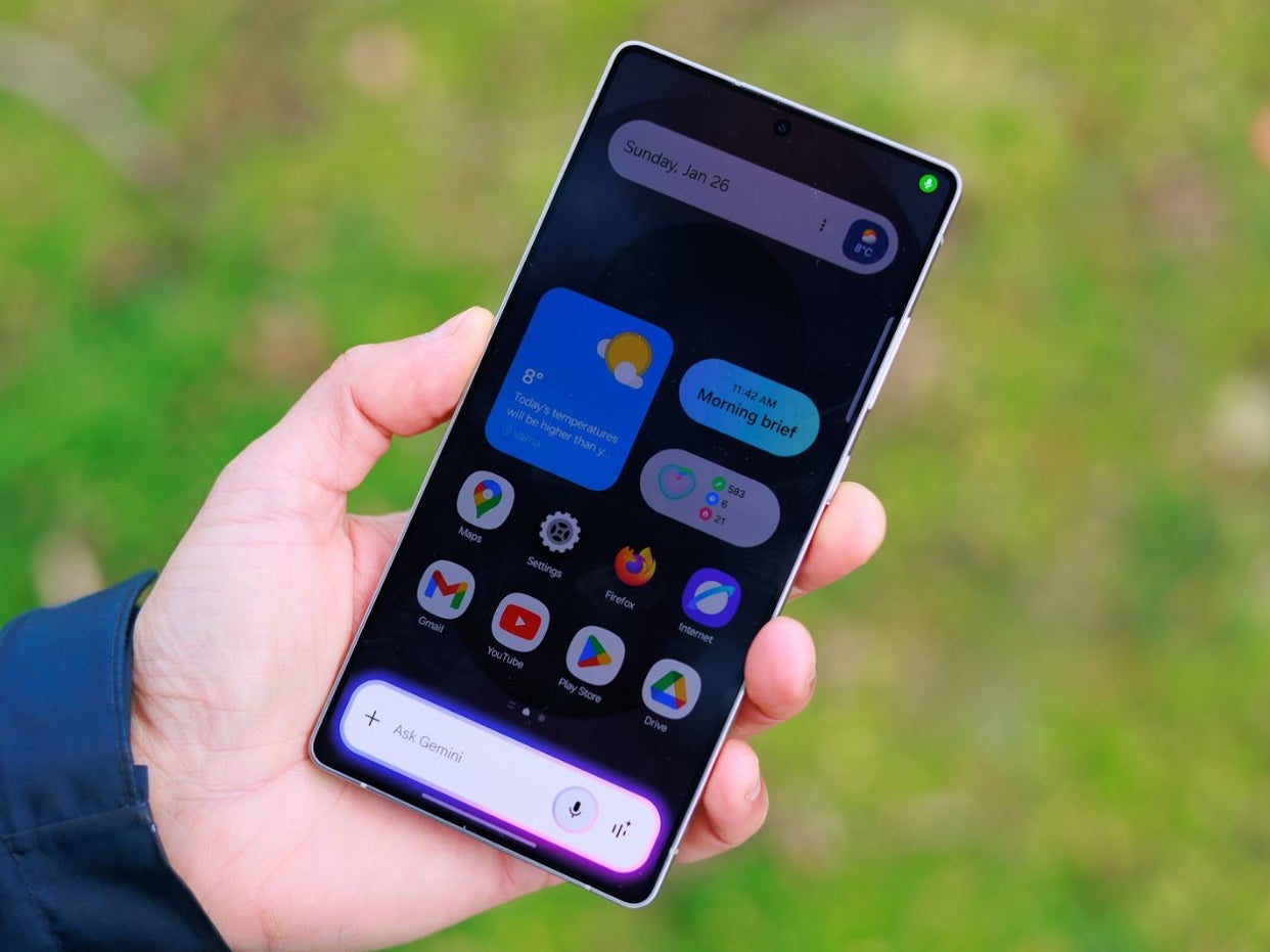 Using the Samsung Galaxy S25 Ultra outdoors