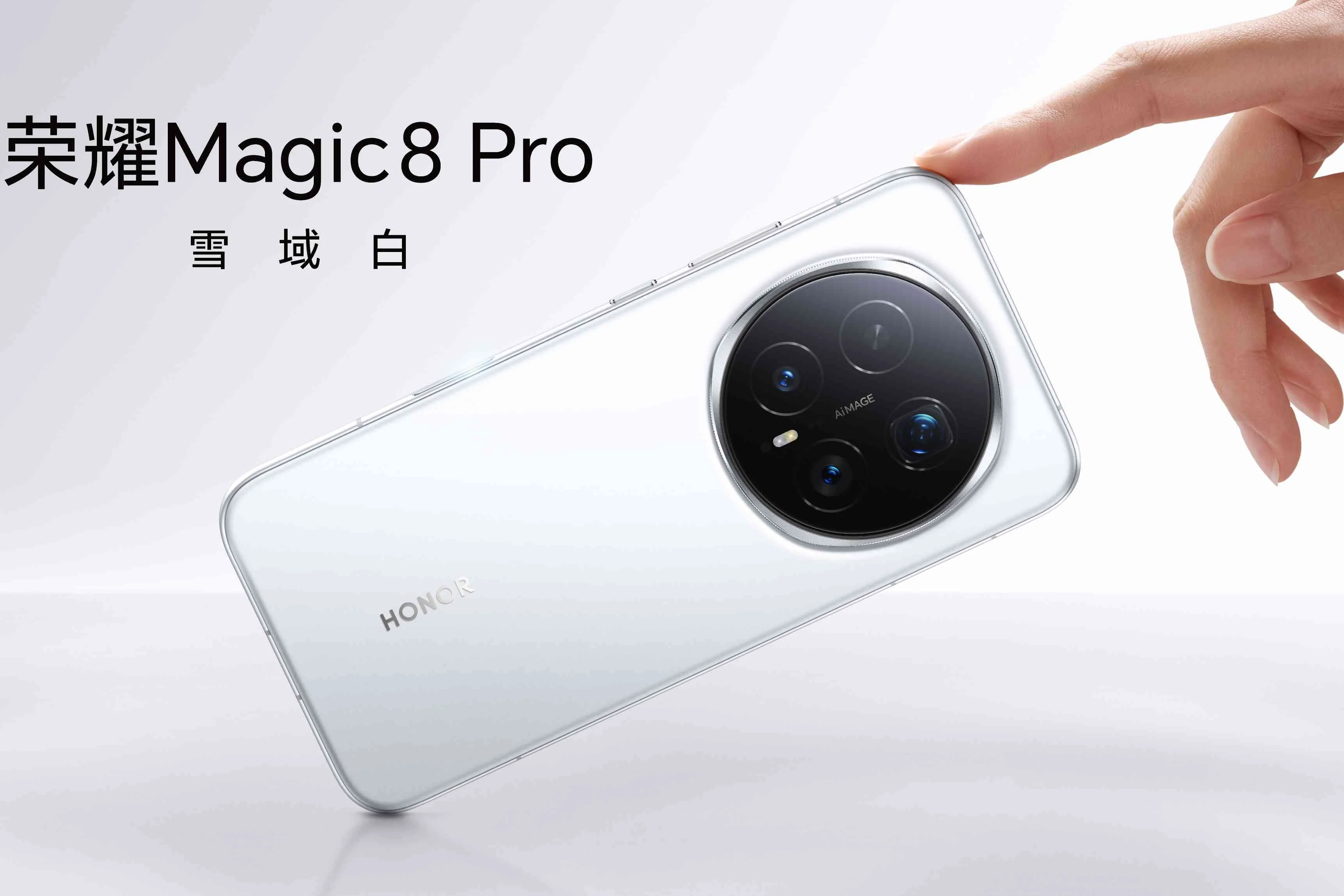 A hand holds the Honor Magic8 Pro.