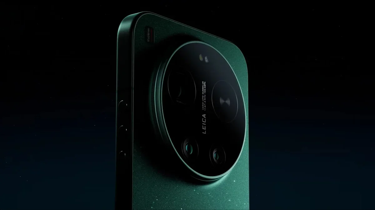 Xiaomi 17 Ultra in green.
