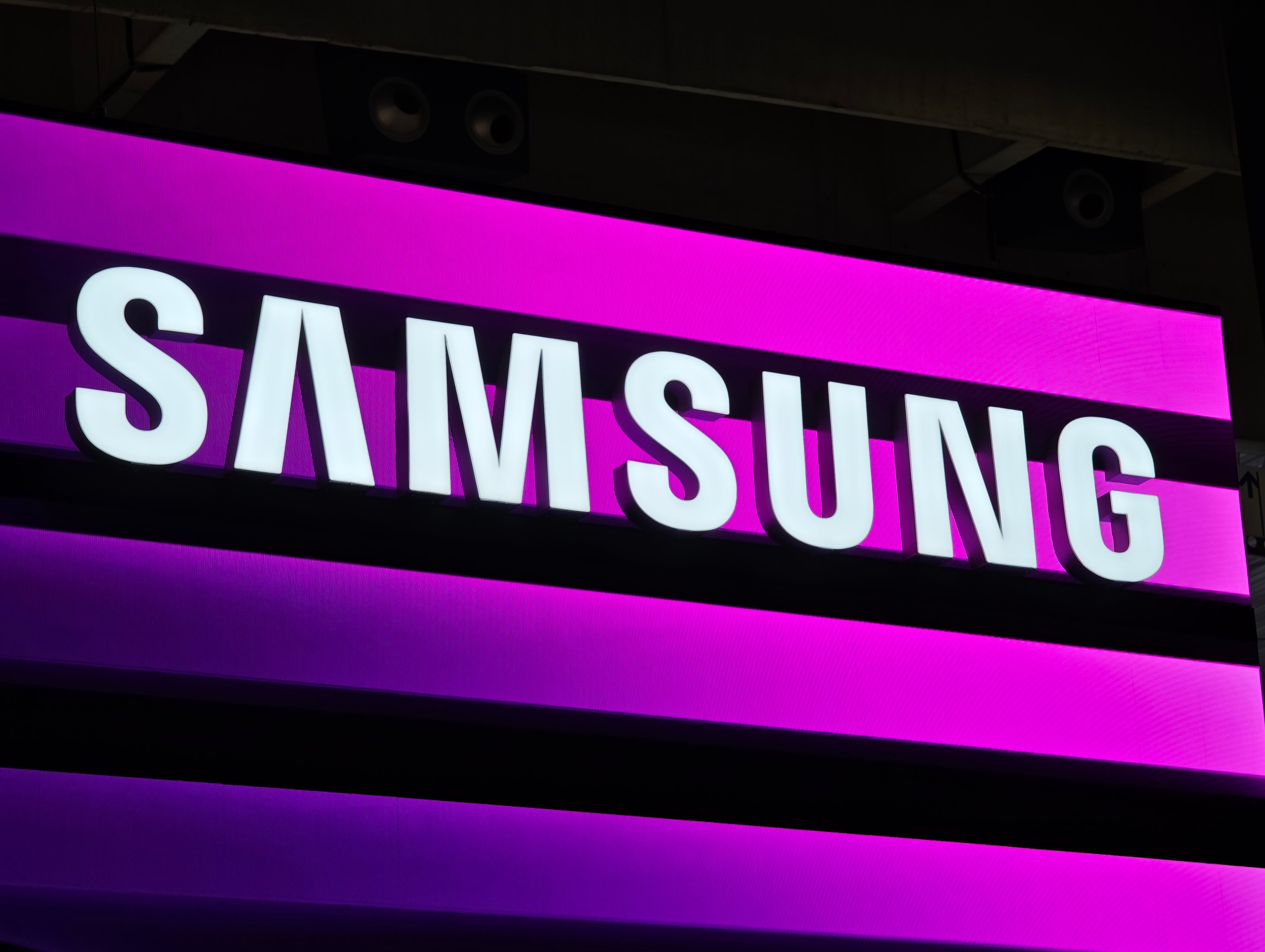Samsung illuminated logo sign at a retail store, highlighting the brand&rsquo;s global smartphone presence.