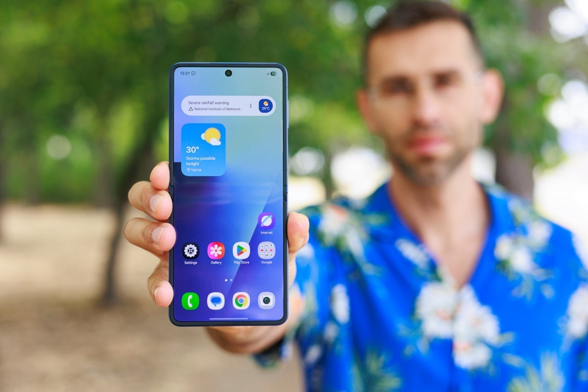 Samsung Galaxy Z Flip 7 front panel