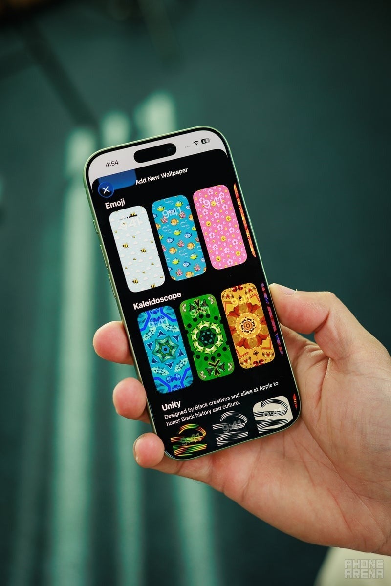 iPhone 16e wallpaper customization screen, iOS emoji and kaleidoscope wallpapers.