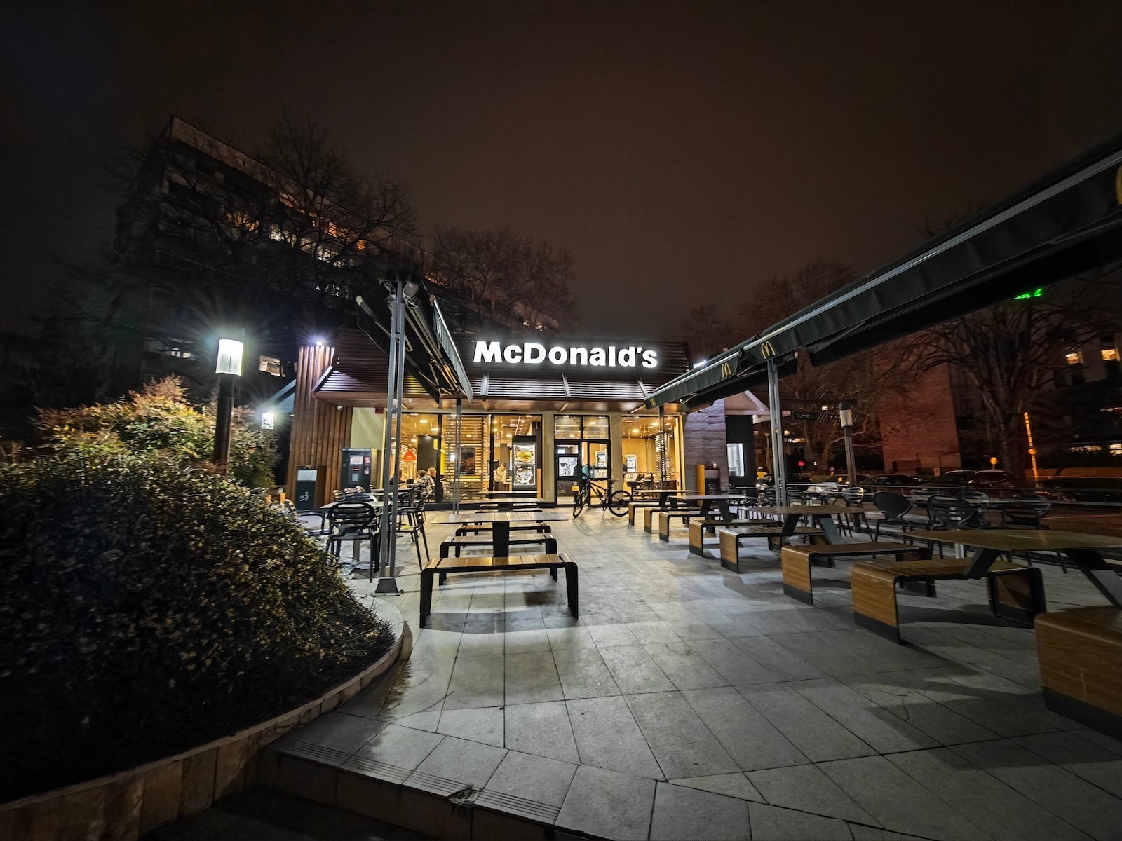 Honor Magic 8 Pro - Honor Magic 8 Pro vs iPhone 17 Pro: Sample Photos Comparison