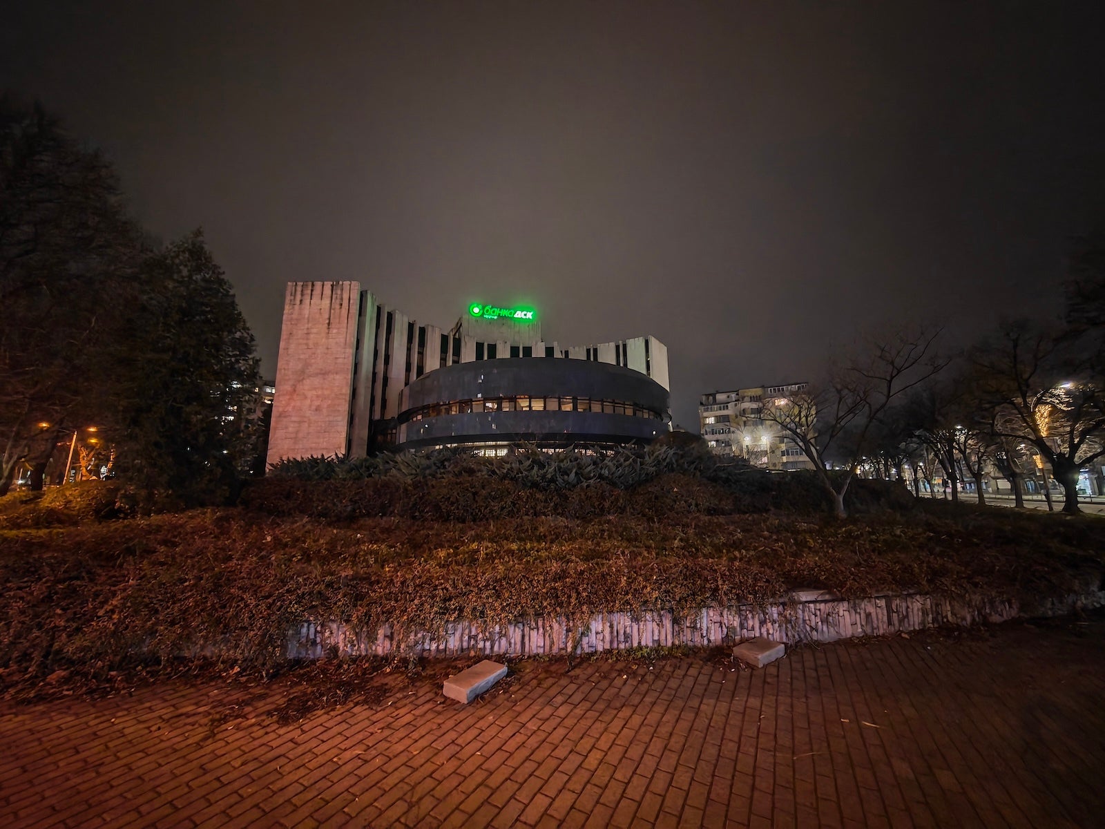 Honor Magic 8 Pro - Honor Magic 8 Pro vs iPhone 17 Pro: Sample Photos Comparison