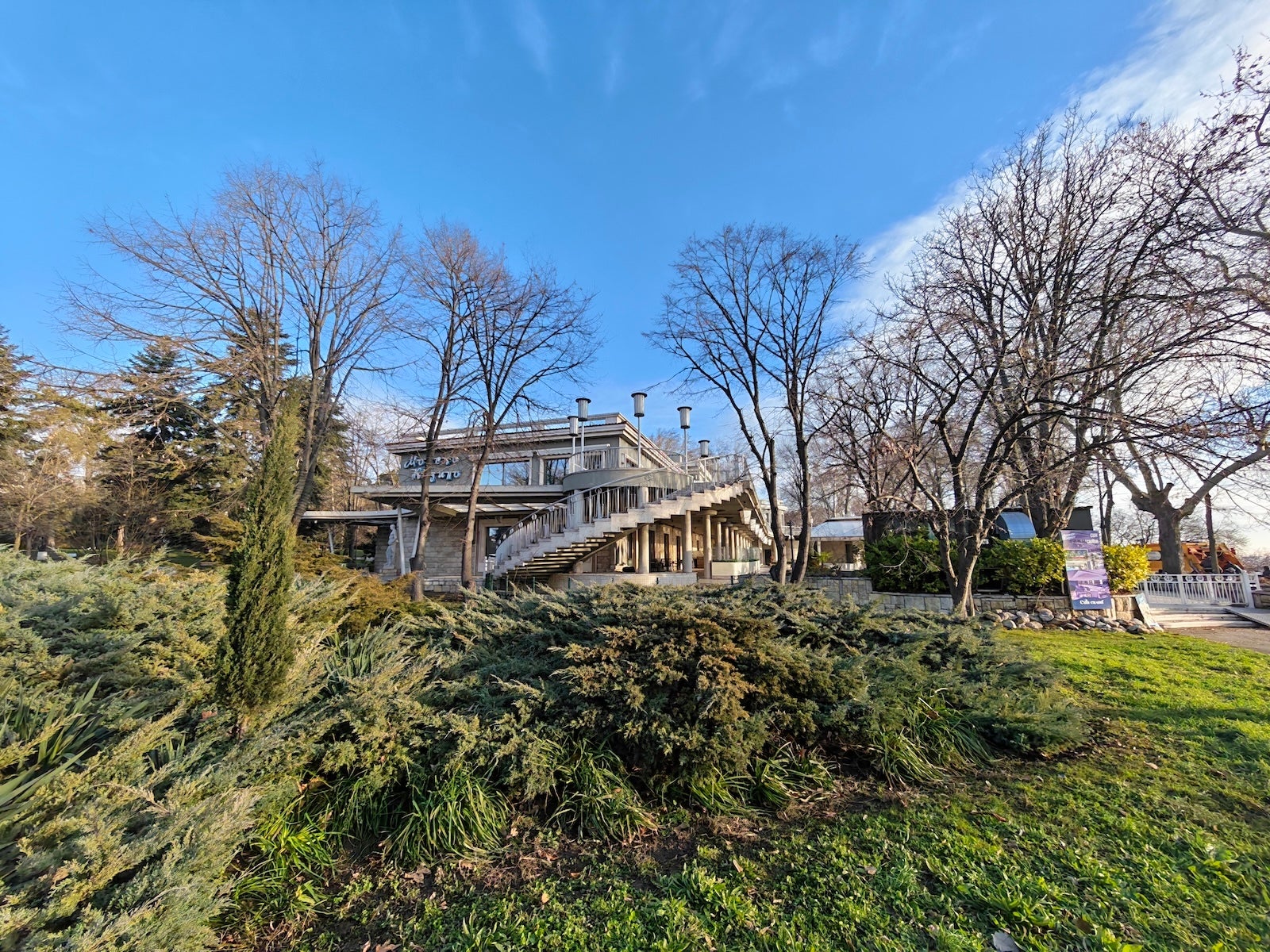 Honor Magic 8 Pro - Honor Magic 8 Pro vs iPhone 17 Pro: Sample Photos Comparison