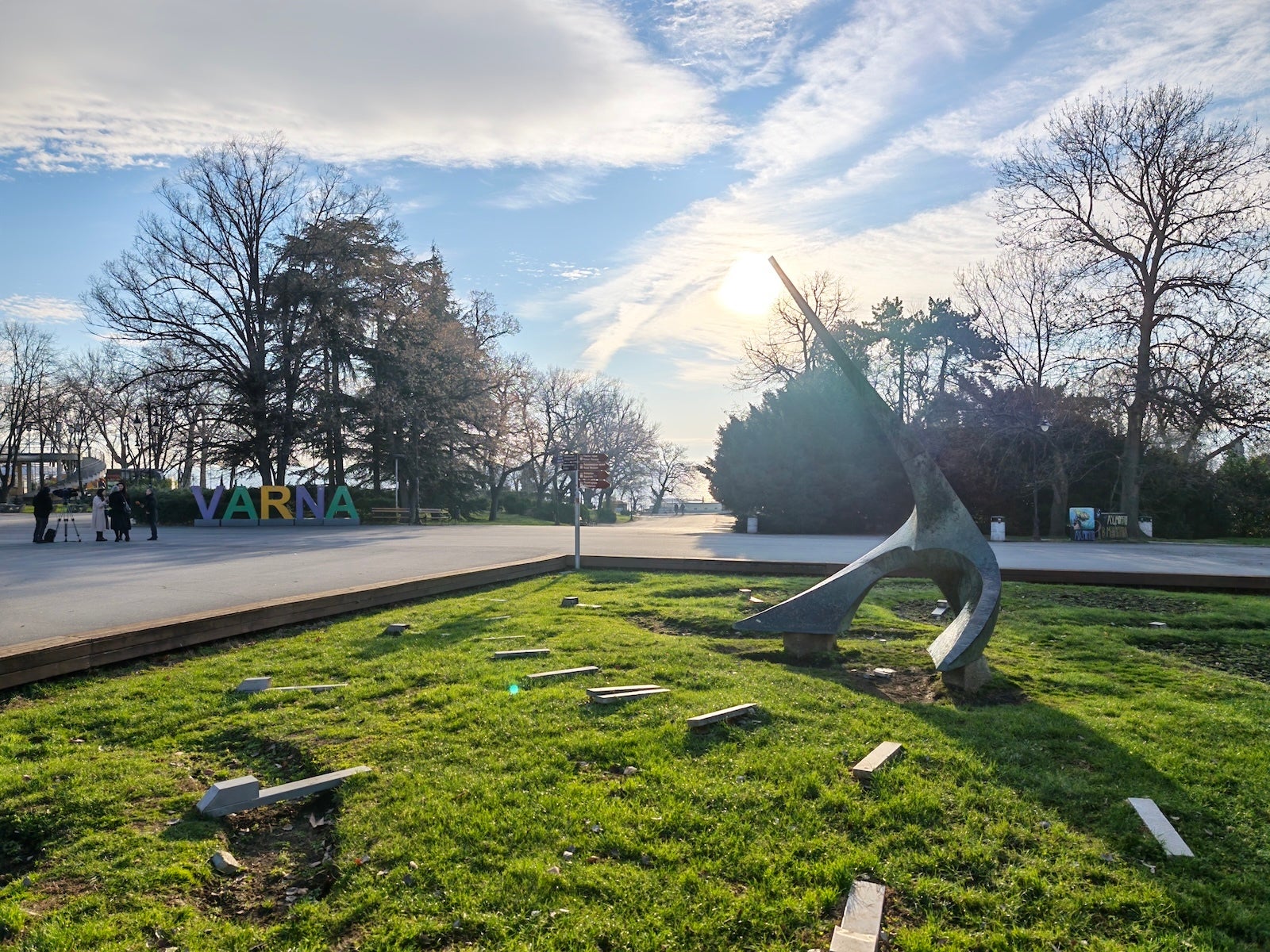 Honor Magic 8 Pro - Honor Magic 8 Pro vs iPhone 17 Pro: Sample Photos Comparison