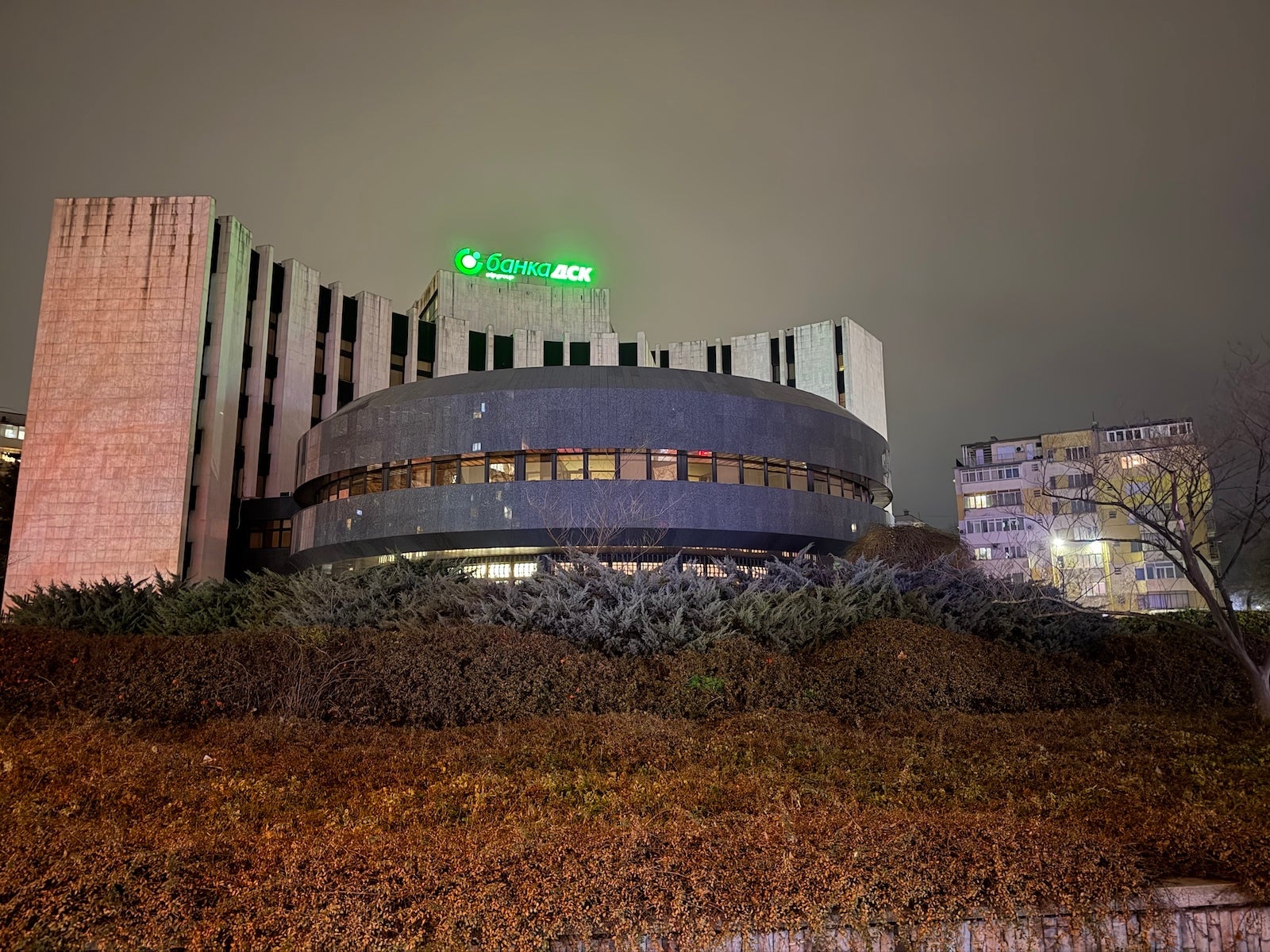 iPhone 17 Pro - Honor Magic 8 Pro vs iPhone 17 Pro: Sample Photos Comparison