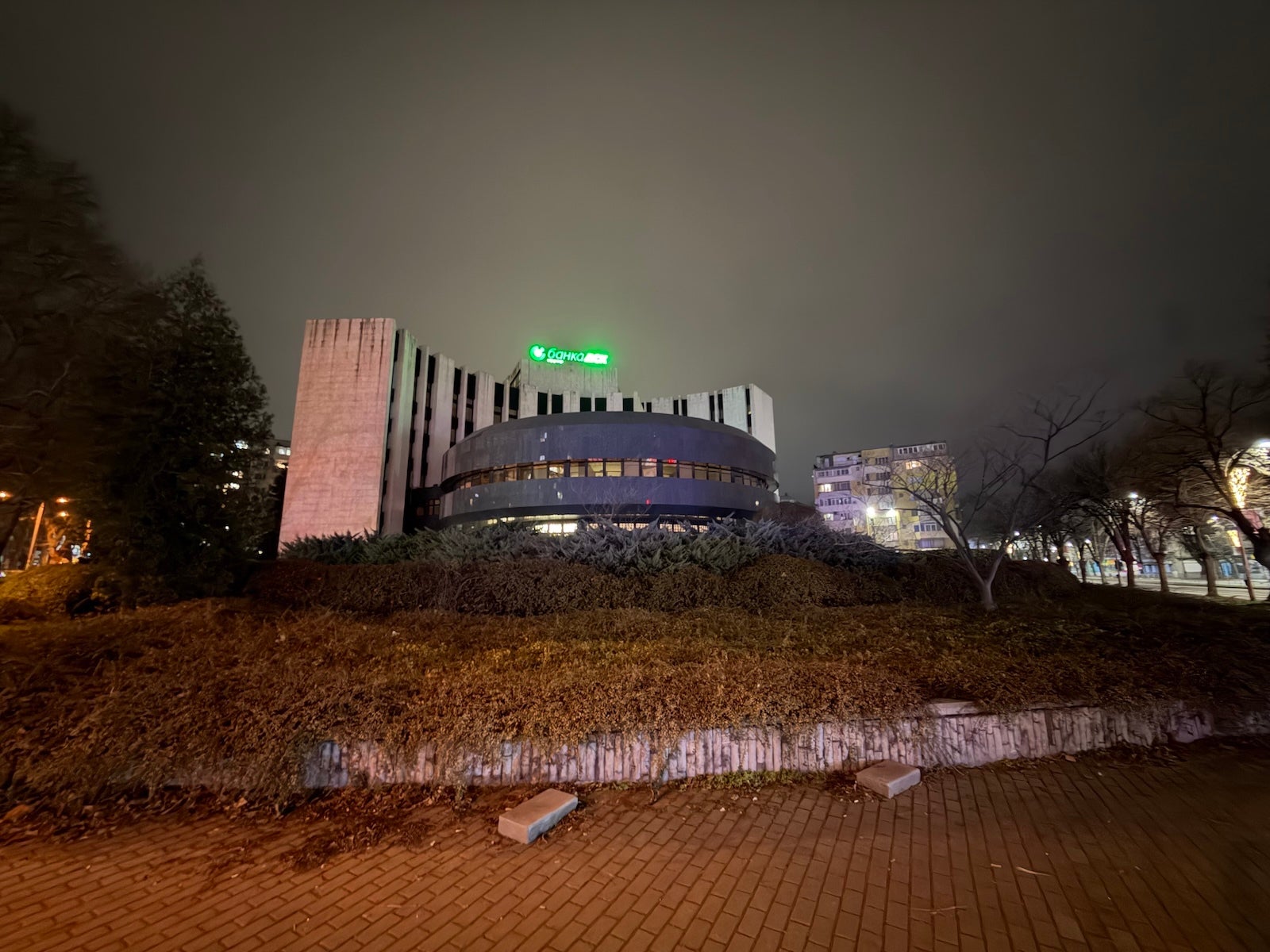 iPhone 17 Pro - Honor Magic 8 Pro vs iPhone 17 Pro: Sample Photos Comparison