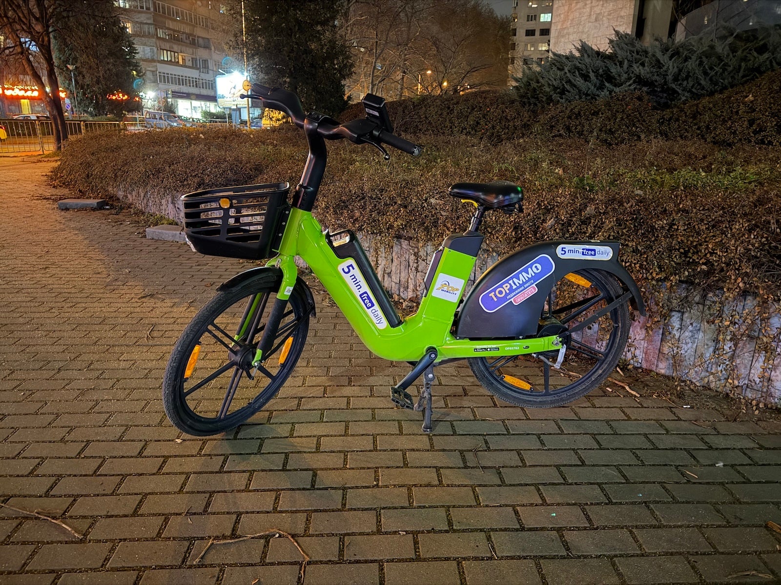 iPhone 17 Pro - Honor Magic 8 Pro vs iPhone 17 Pro: Sample Photos Comparison