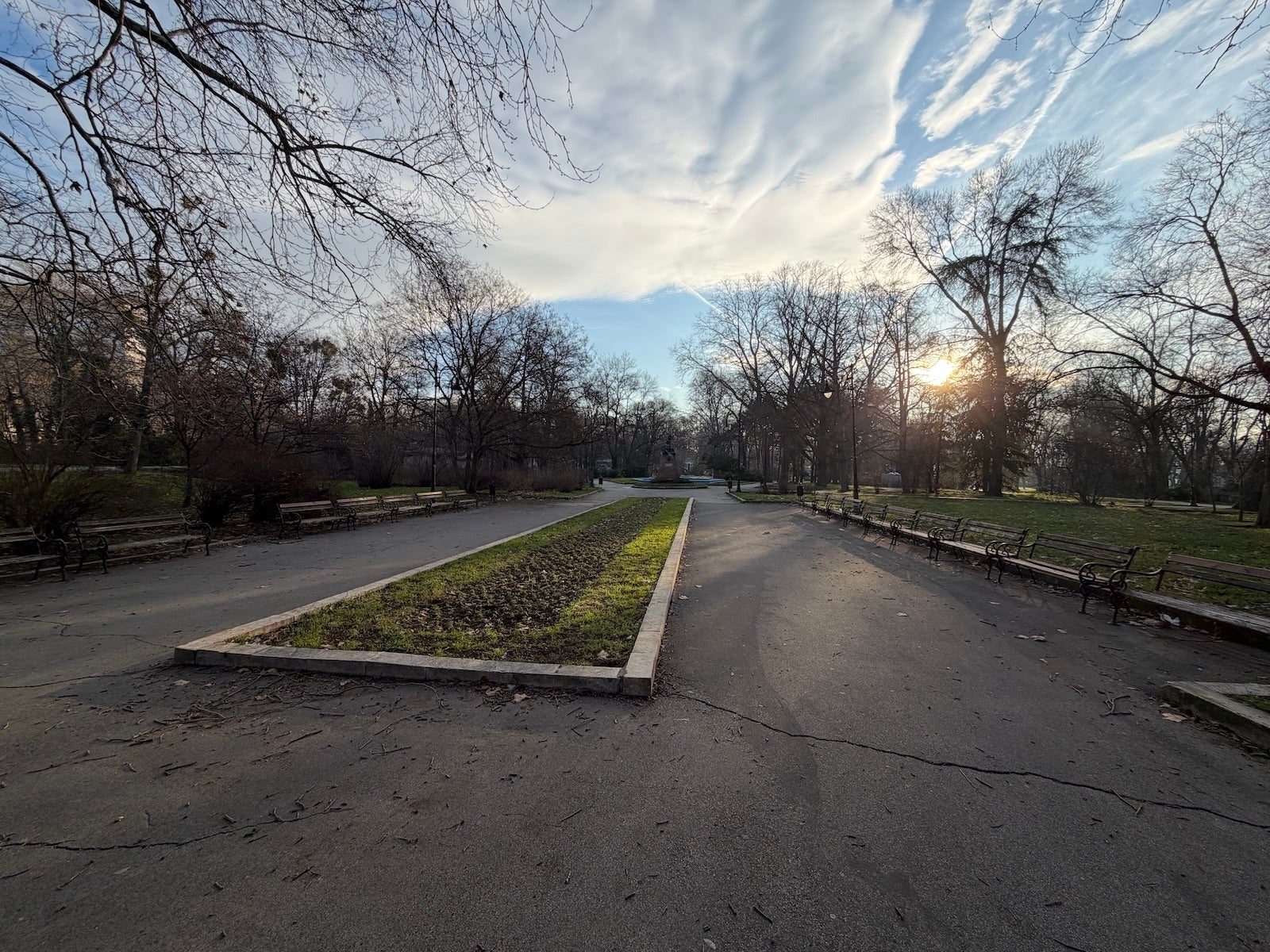 iPhone 17 Pro - Honor Magic 8 Pro vs iPhone 17 Pro: Sample Photos Comparison