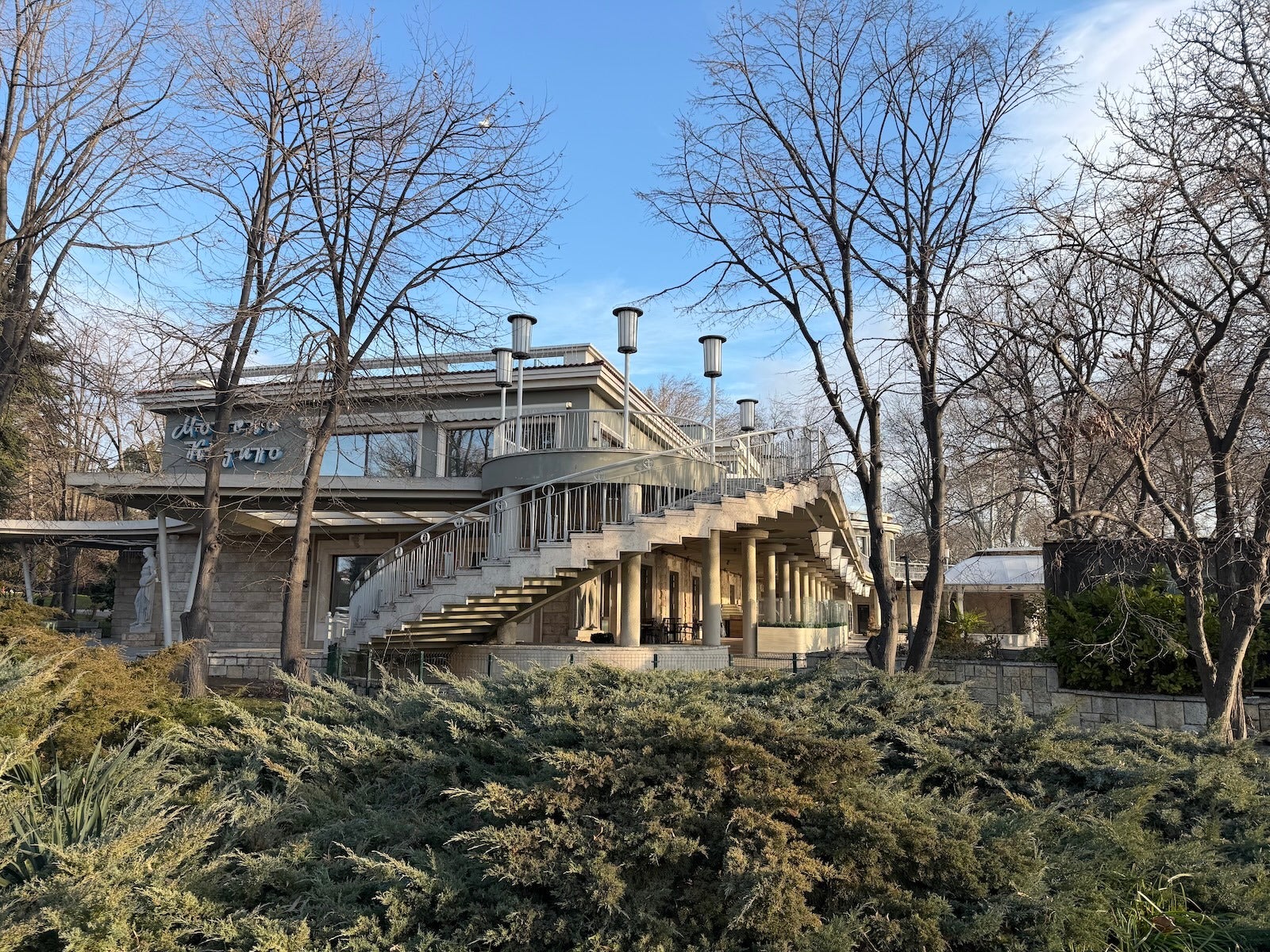 iPhone 17 Pro - Honor Magic 8 Pro vs iPhone 17 Pro: Sample Photos Comparison